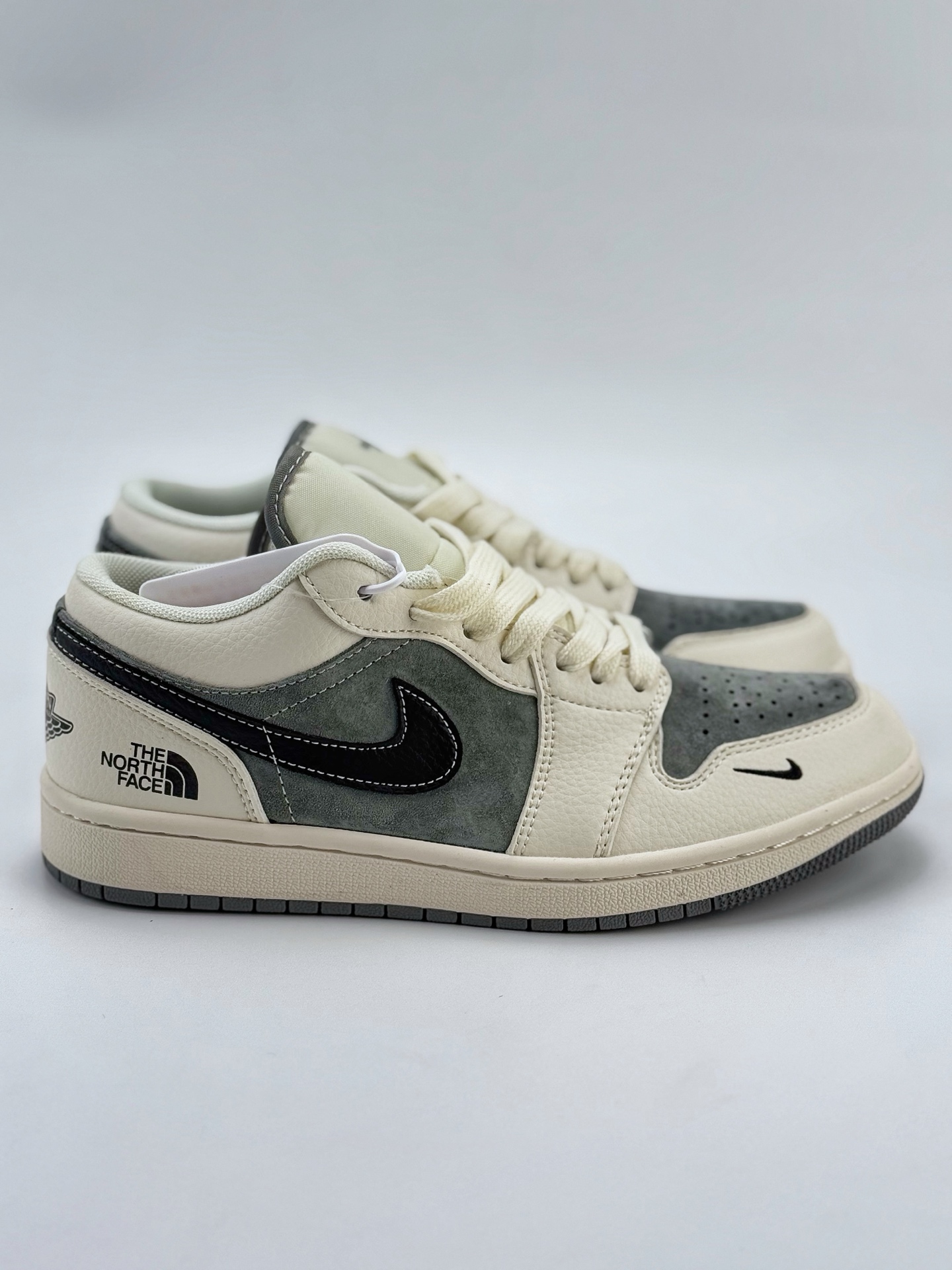 Air Jordan 1 Retro Low x The North Face 白灰黑小钩  XX2421-021