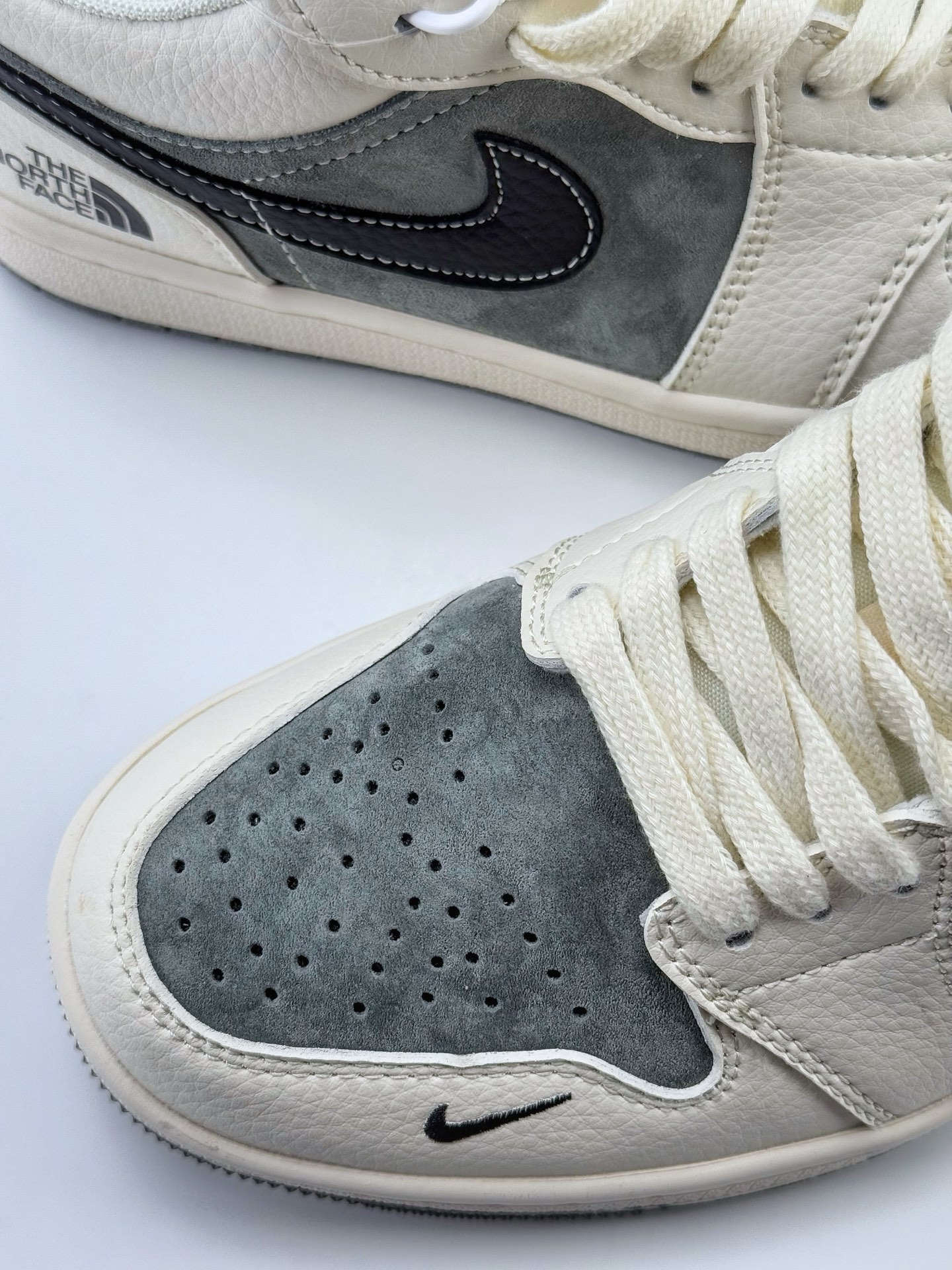 Air Jordan 1 Retro Low x The North Face 白灰黑小钩  XX2421-021