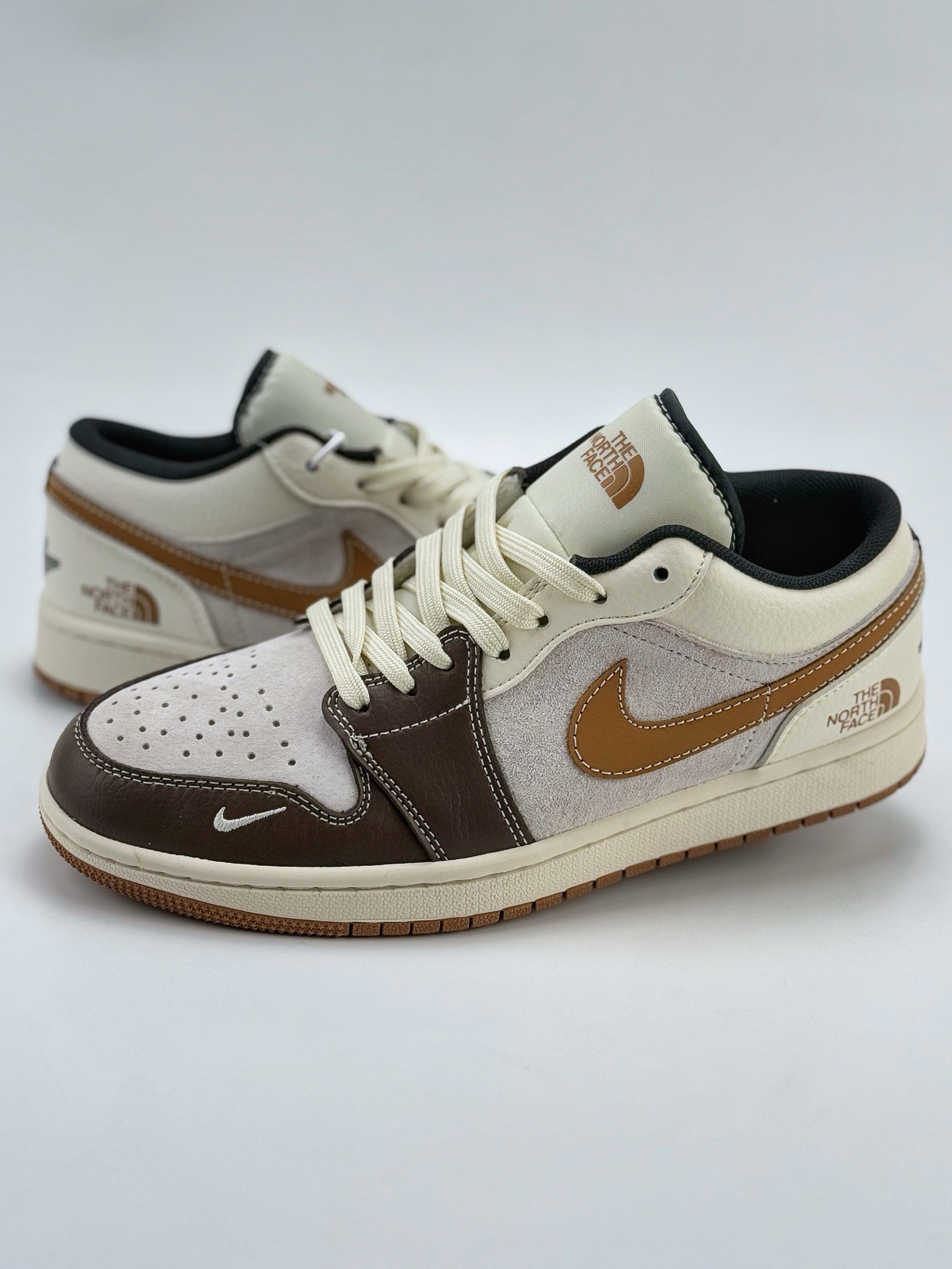 Air Jordan 1 Retro Low x The North Face 白黄咖小钩 XX2421-024