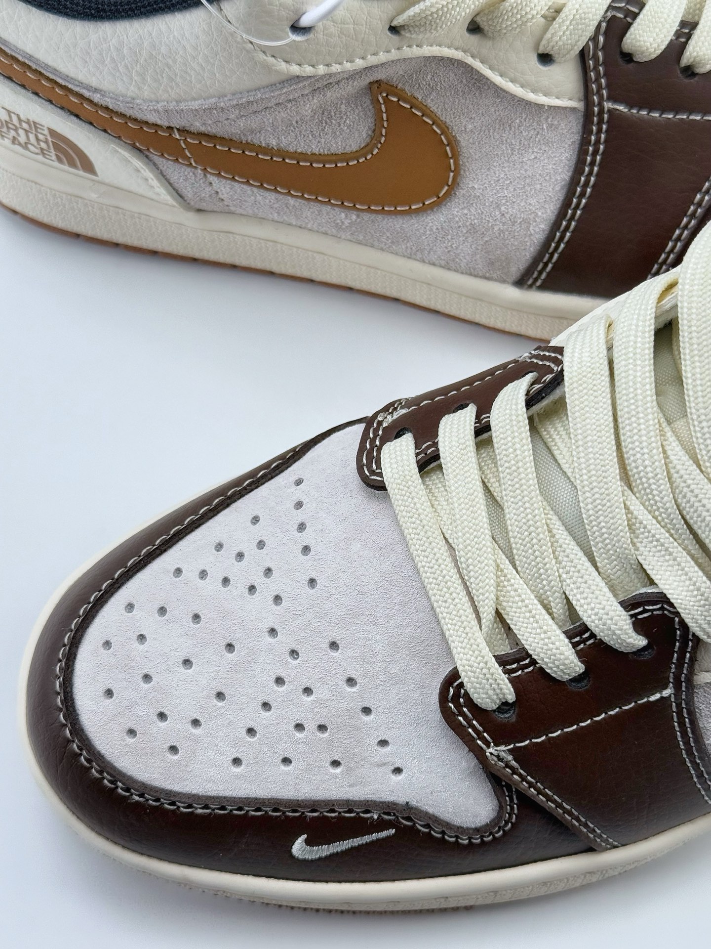Air Jordan 1 Retro Low x The North Face 白黄咖小钩 XX2421-024