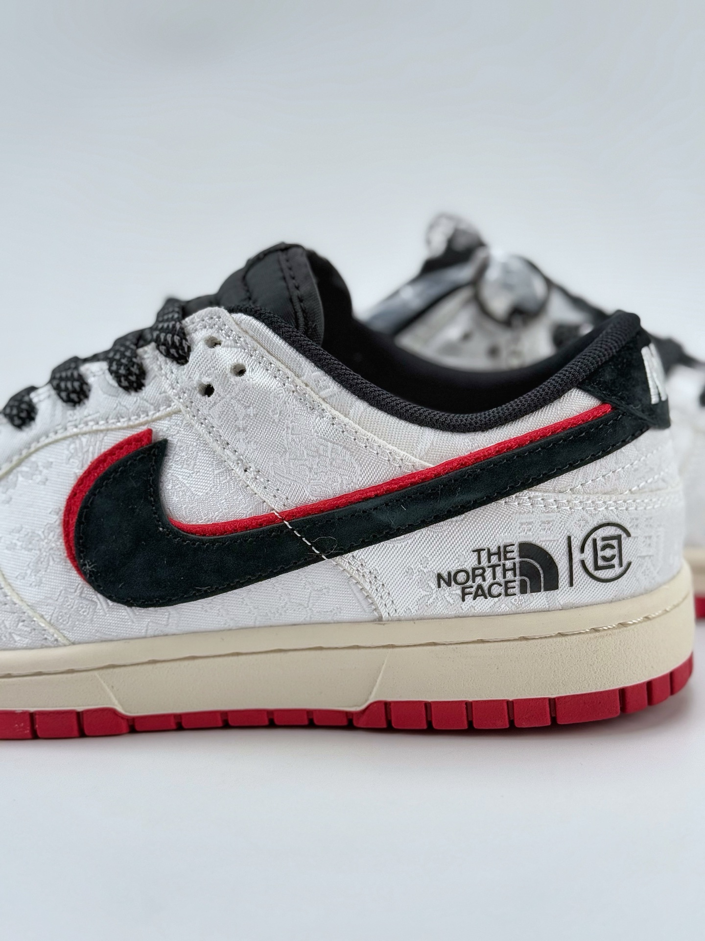 Nike SB Dunk Low x The North Face 丝绸黑红双钩满天星  DM6868-041