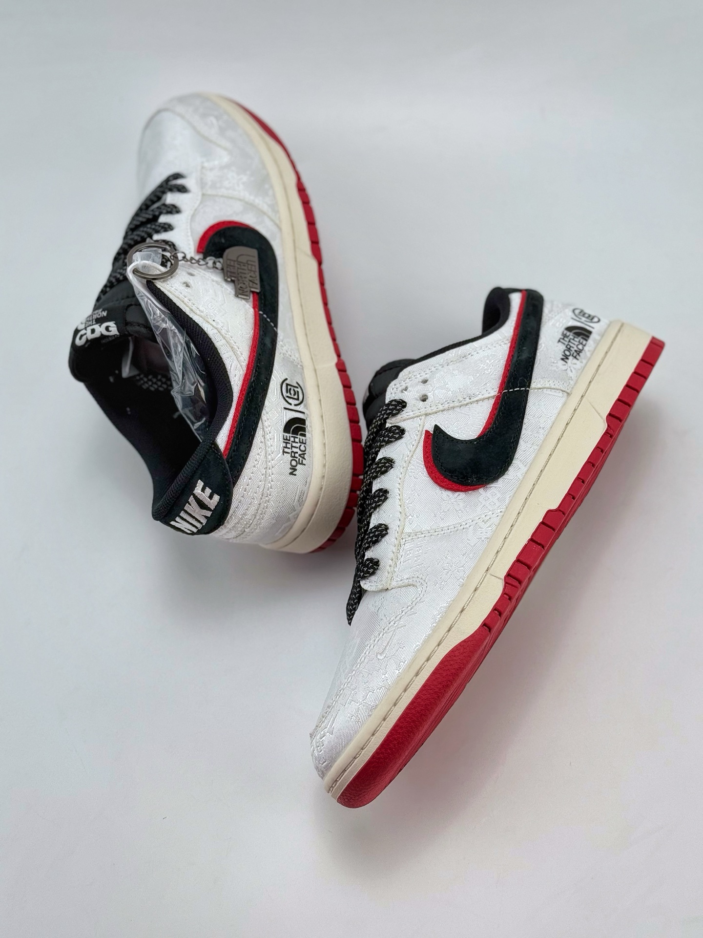 Nike SB Dunk Low x The North Face 丝绸黑红双钩满天星  DM6868-041