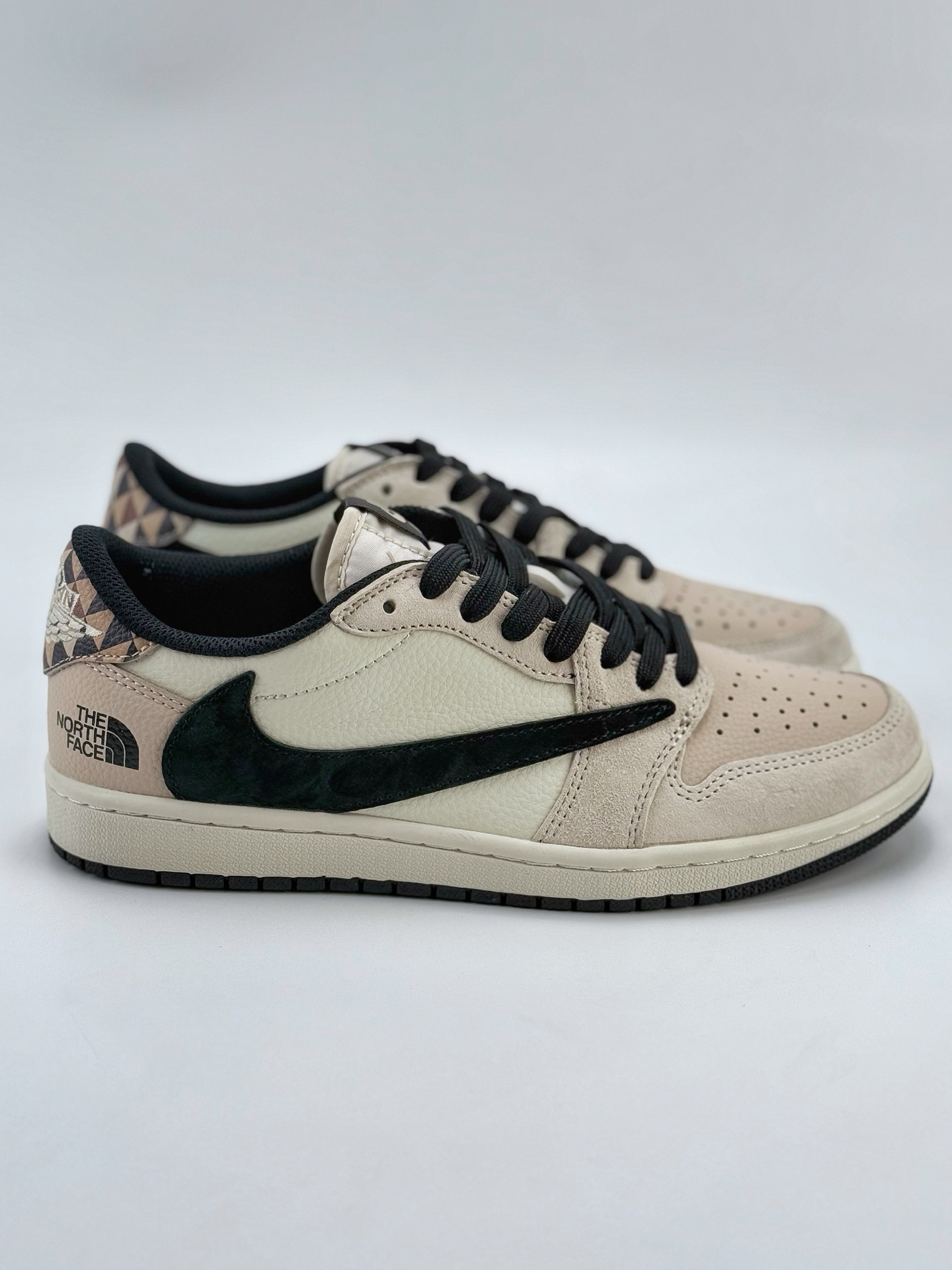 Travis Scott x Nike Air Jordan 1 Low x The North Face Air Jordan 1 Low 反转米黑翻毛倒钩  DM7866-102