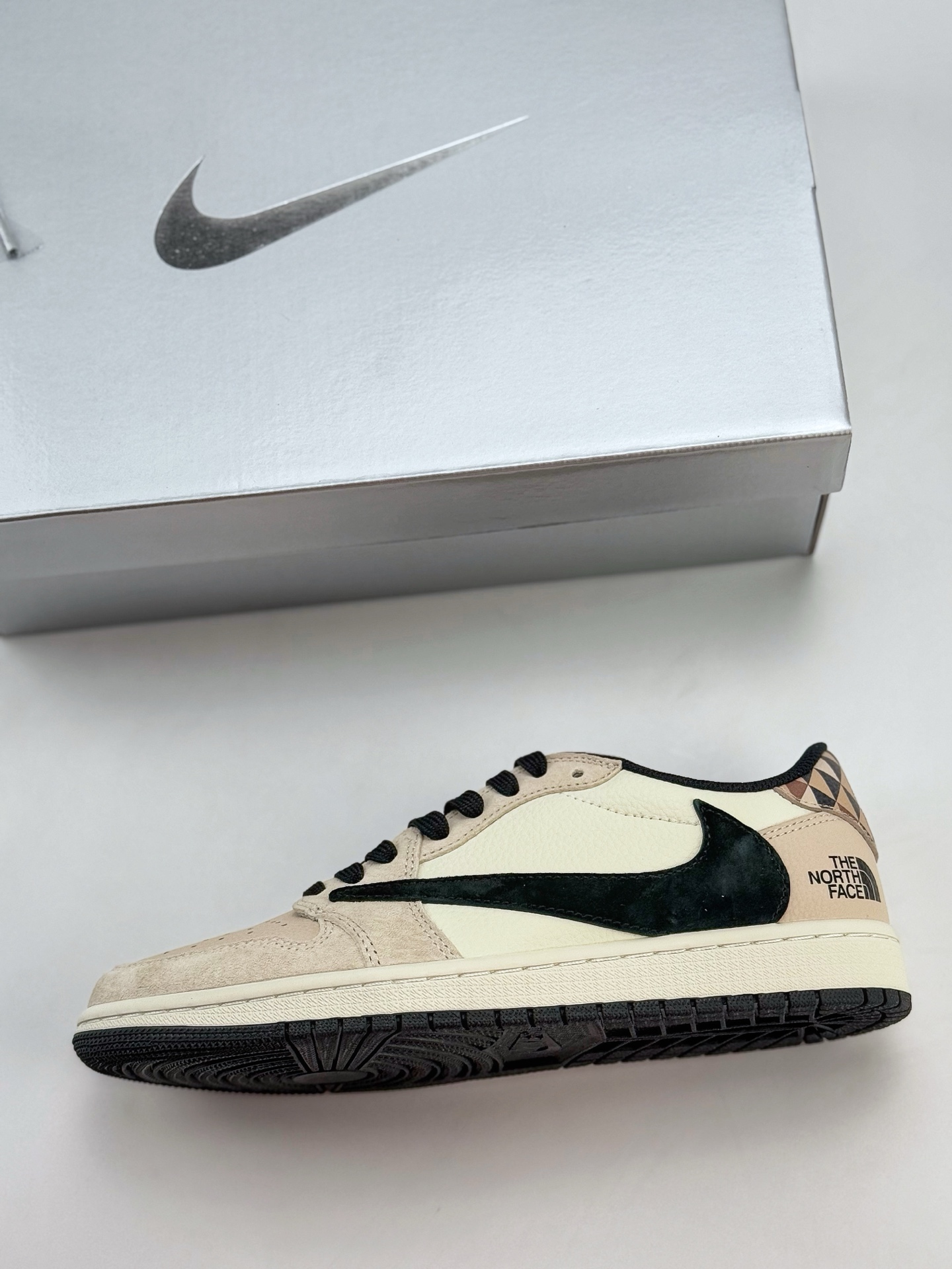 Travis Scott x Nike Air Jordan 1 Low x The North Face Air Jordan 1 Low 反转米黑翻毛倒钩  DM7866-102