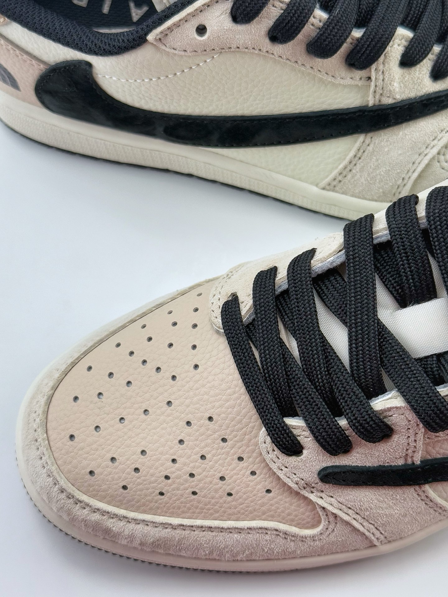 Travis Scott x Nike Air Jordan 1 Low x The North Face Air Jordan 1 Low 反转米黑翻毛倒钩  DM7866-102