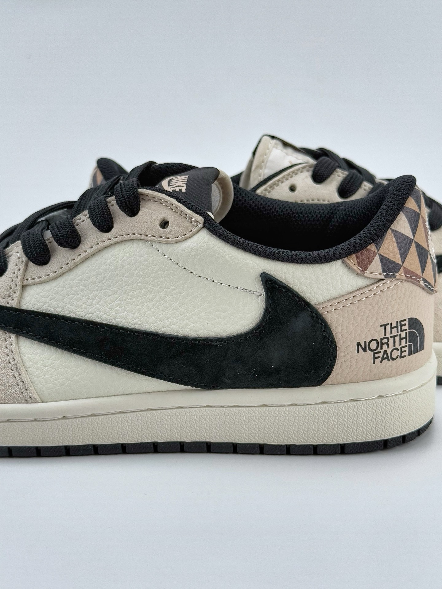 Travis Scott x Nike Air Jordan 1 Low x The North Face Air Jordan 1 Low 反转米黑翻毛倒钩  DM7866-102