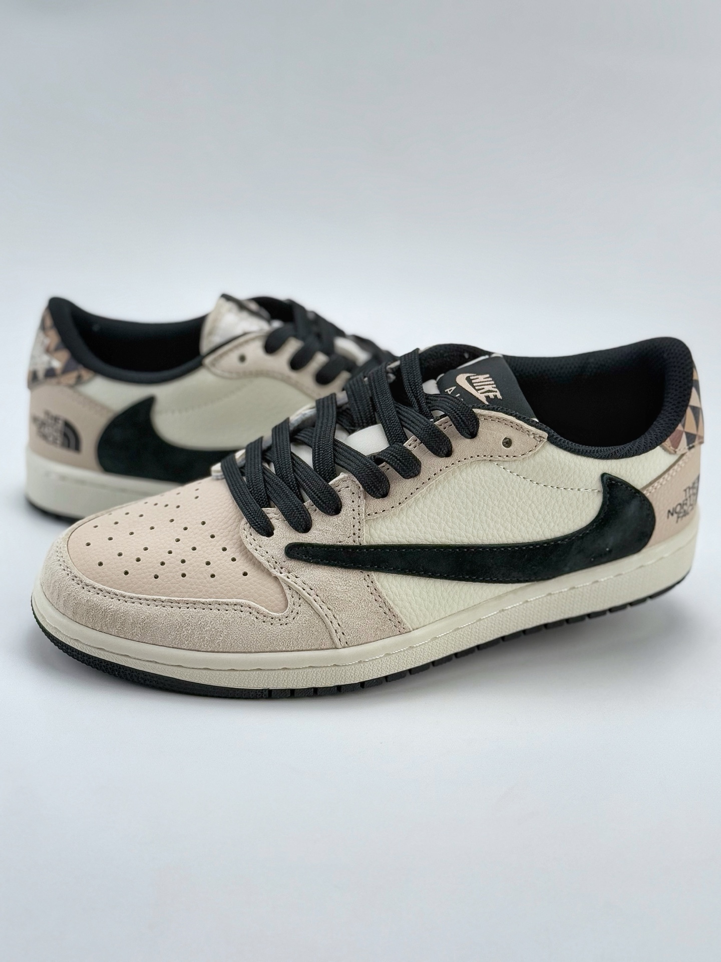 Travis Scott x Nike Air Jordan 1 Low x The North Face Air Jordan 1 Low 反转米黑翻毛倒钩  DM7866-102