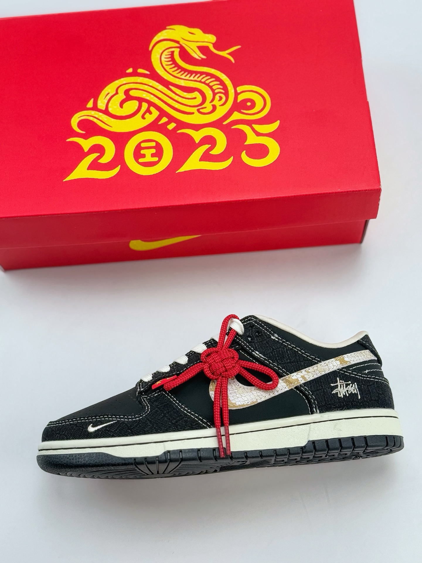 Nike SB Dunk Low x Stussy 蛇年限定 黑白小钩  CH8311-282