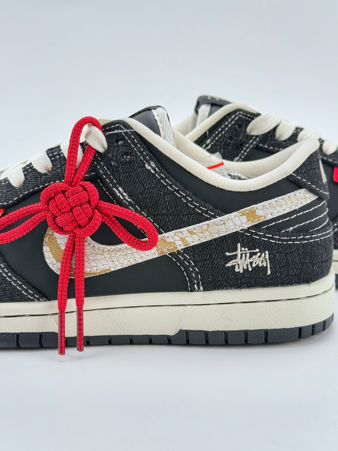 Nike SB Dunk Low x Stussy 蛇年限定 黑白小钩  CH8311-282