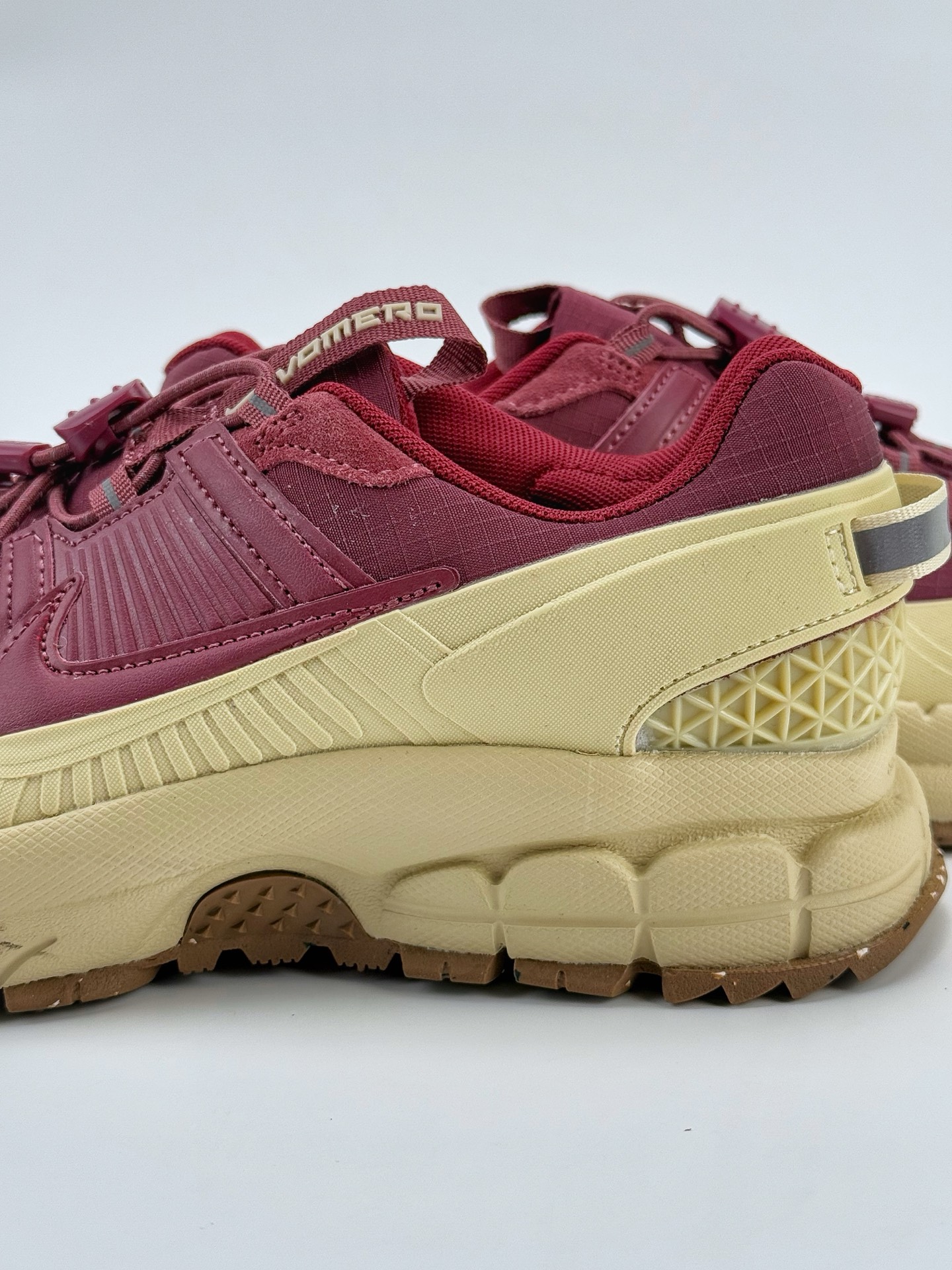 Nike Air Zoom Vomero 5 Roam 棕红 登月5代回弹缓震跑步鞋  HQ2181-700