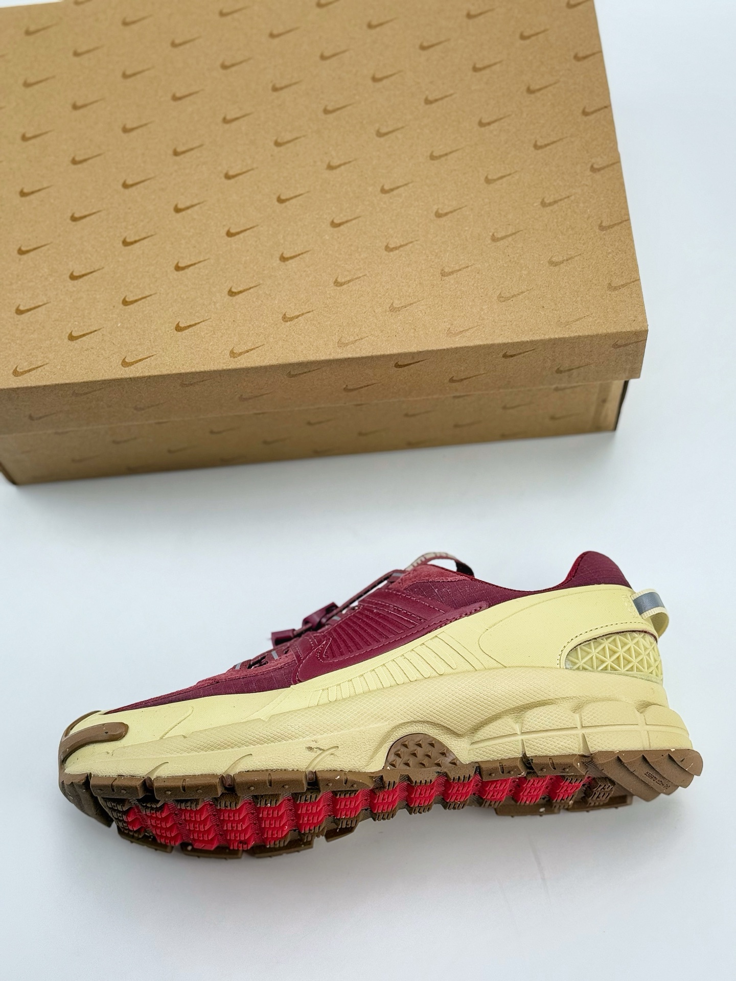 Nike Air Zoom Vomero 5 Roam 棕红 登月5代回弹缓震跑步鞋  HQ2181-700