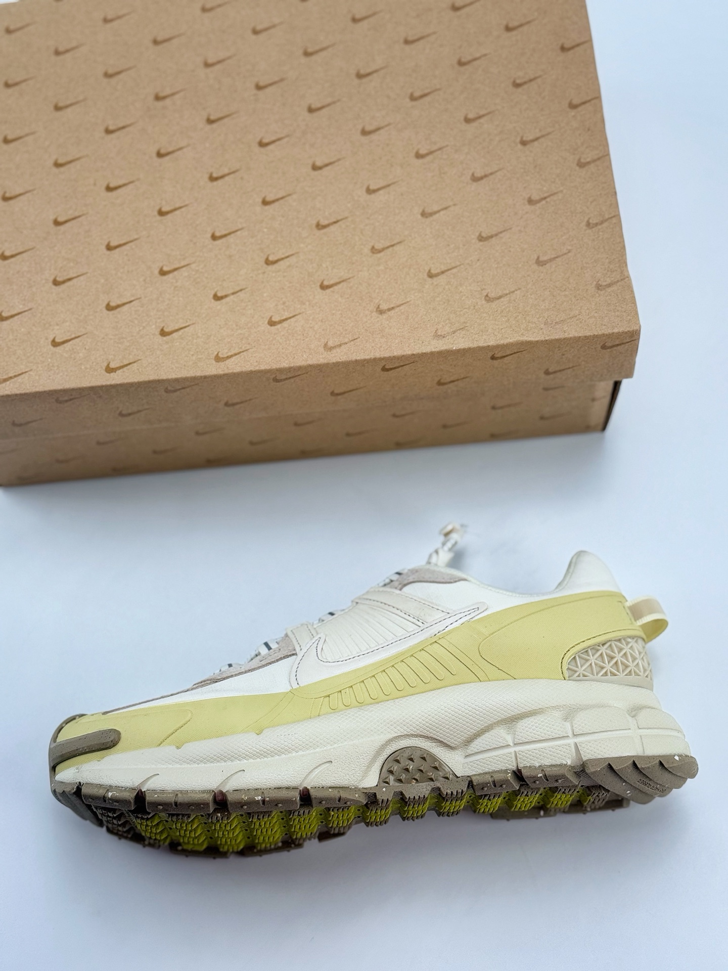 Nike Air Zoom Vomero 5 Roam 米黄 登月5代回弹缓震跑步鞋 HQ2181-101
