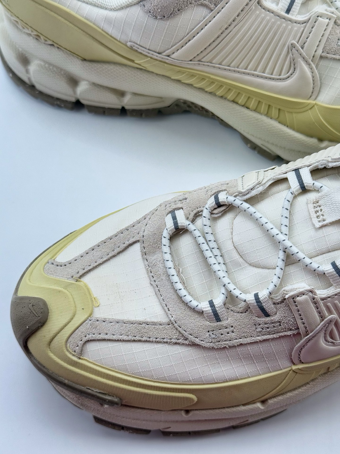 Nike Air Zoom Vomero 5 Roam 米黄 登月5代回弹缓震跑步鞋 HQ2181-101