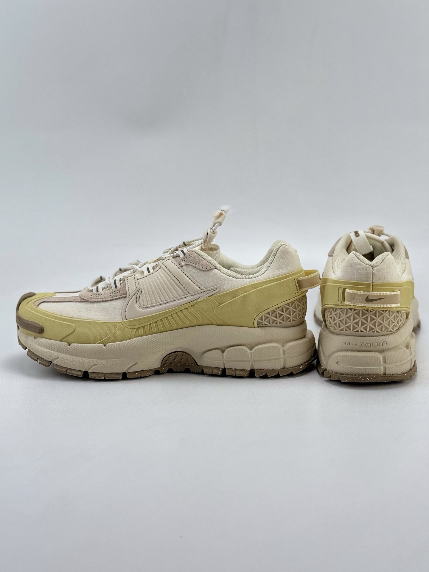 Nike Air Zoom Vomero 5 Roam 米黄 登月5代回弹缓震跑步鞋 HQ2181-101