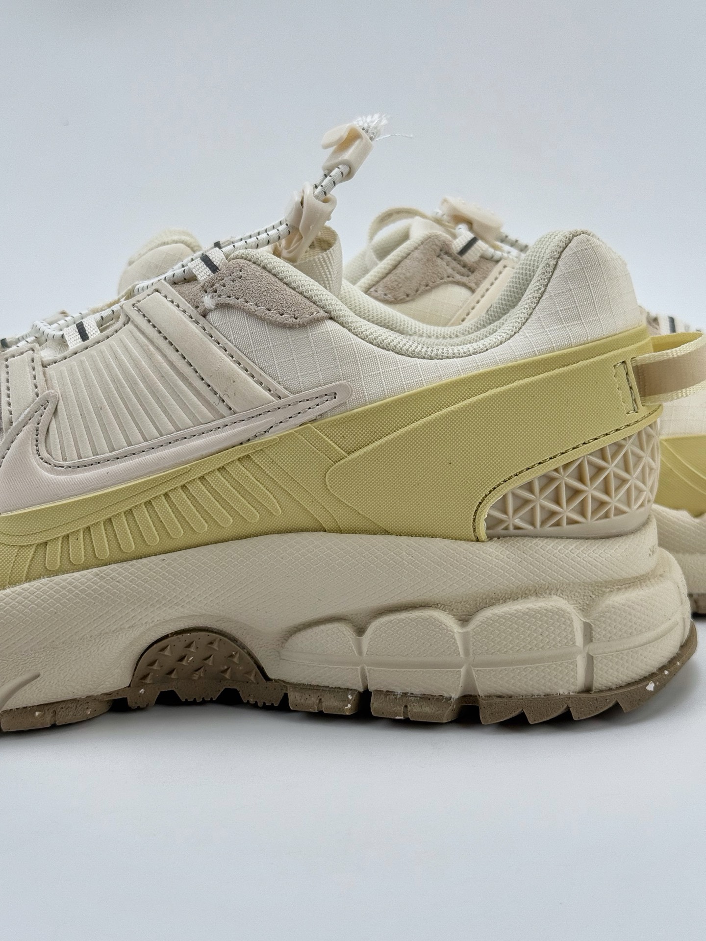 Nike Air Zoom Vomero 5 Roam 米黄 登月5代回弹缓震跑步鞋 HQ2181-101