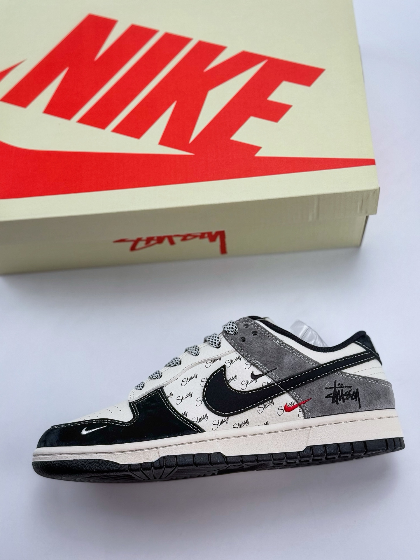 Nike SB Dunk Low x Stussy 蛇年限定 白黑灰三小钩满天星 XF8698-039