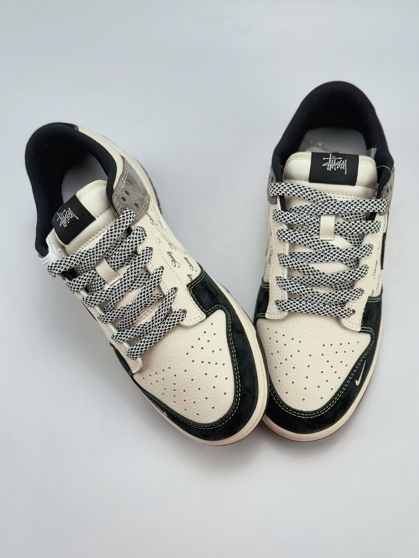 Nike SB Dunk Low x Stussy 蛇年限定 白黑灰三小钩满天星 XF8698-039