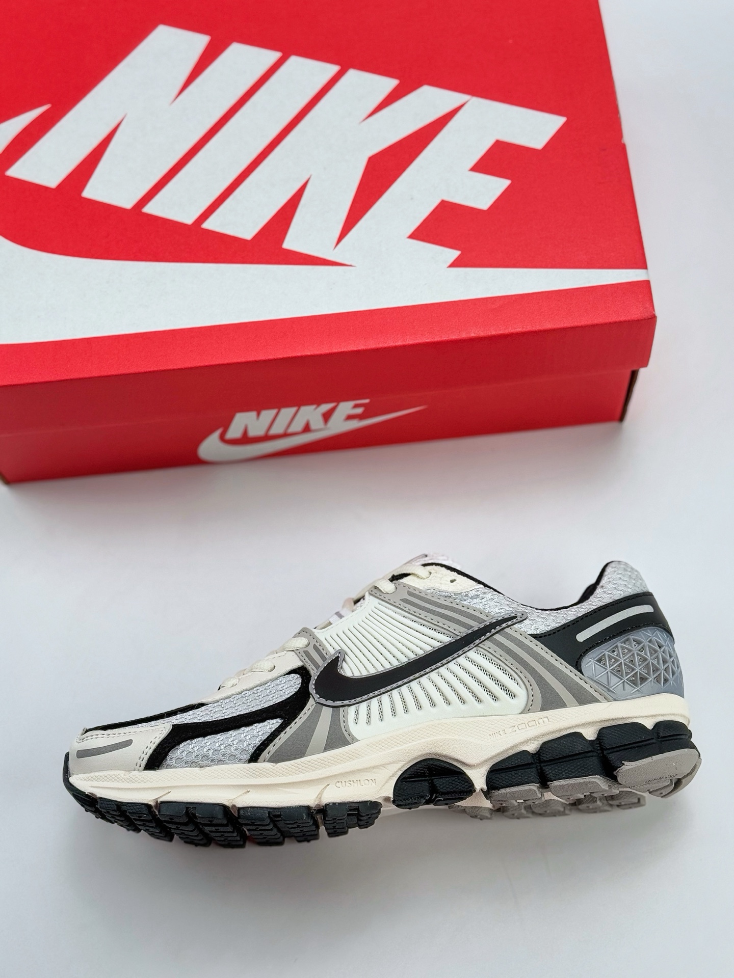 NIKE ZOOM Vomero 5 SP 复古风潮 网面透气运动鞋  HQ1182-001