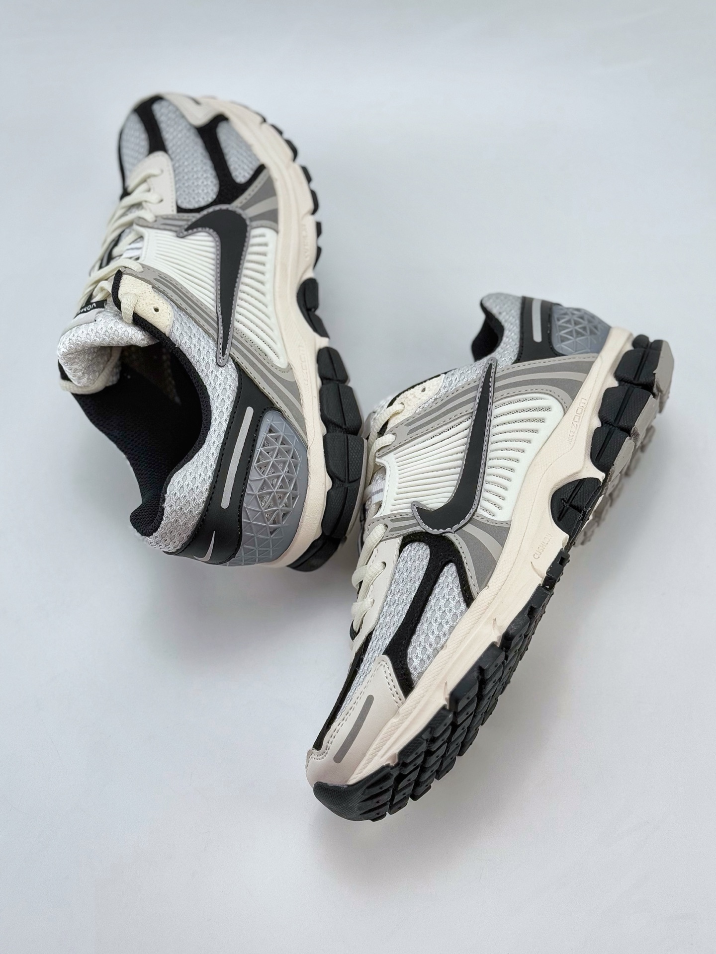 NIKE ZOOM Vomero 5 SP 复古风潮 网面透气运动鞋  HQ1182-001