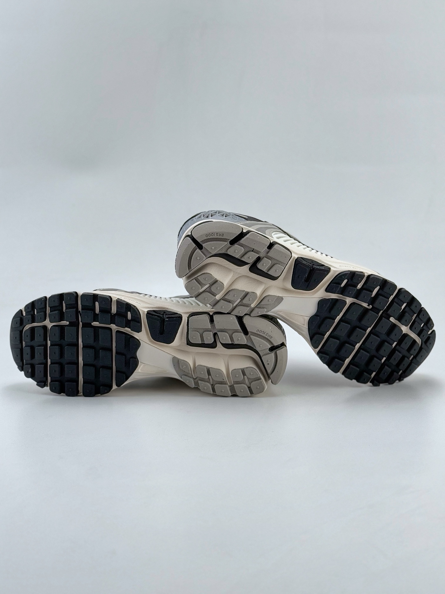 NIKE ZOOM Vomero 5 SP 复古风潮 网面透气运动鞋  HQ1182-001