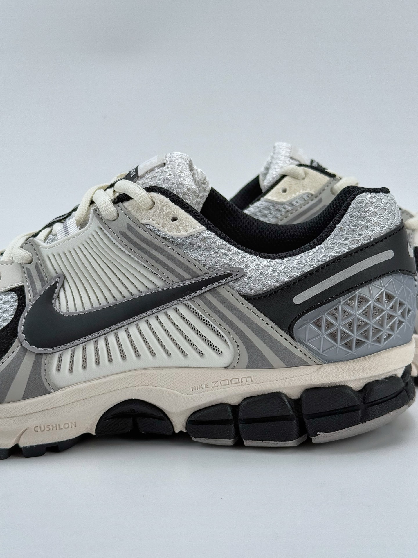 NIKE ZOOM Vomero 5 SP 复古风潮 网面透气运动鞋  HQ1182-001