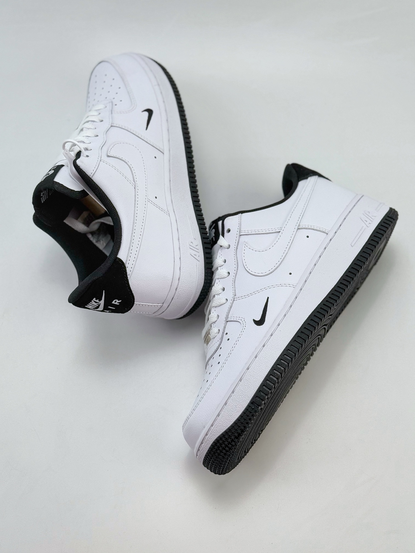 Nike Air Force 1 Low 07 白黑小钩  HM9483-101