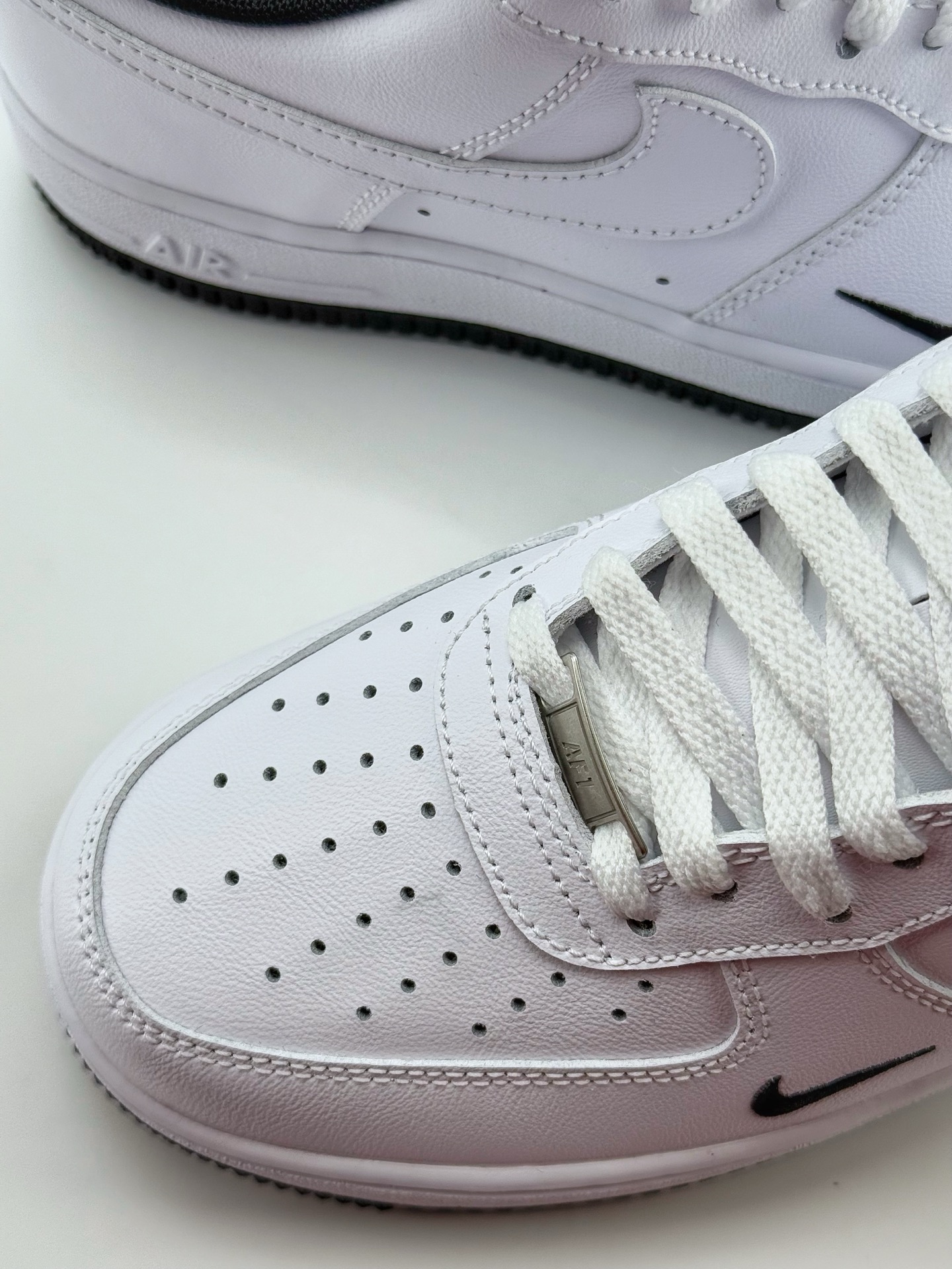 Nike Air Force 1 Low 07 白黑小钩  HM9483-101