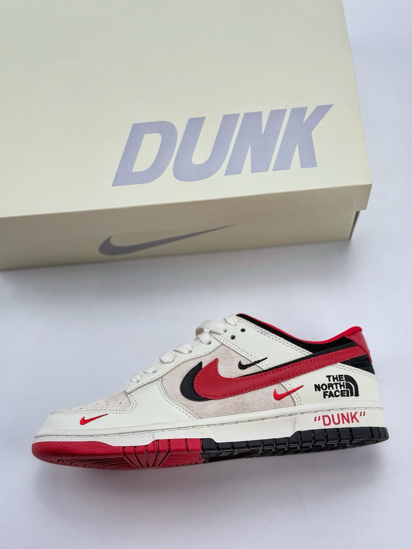Nike SB Dunk Low x The North Face 白黑红双钩  DJ2024-127
