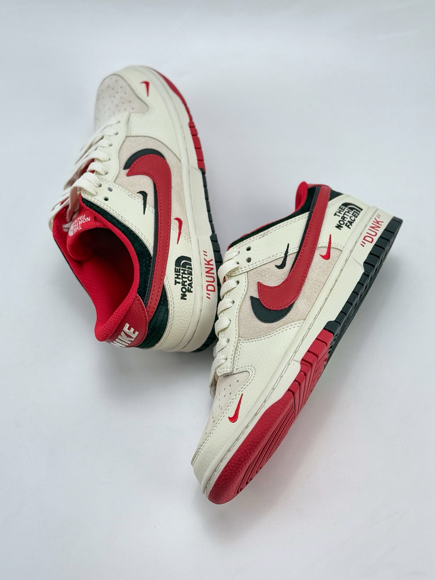 Nike SB Dunk Low x The North Face 白黑红双钩  DJ2024-127