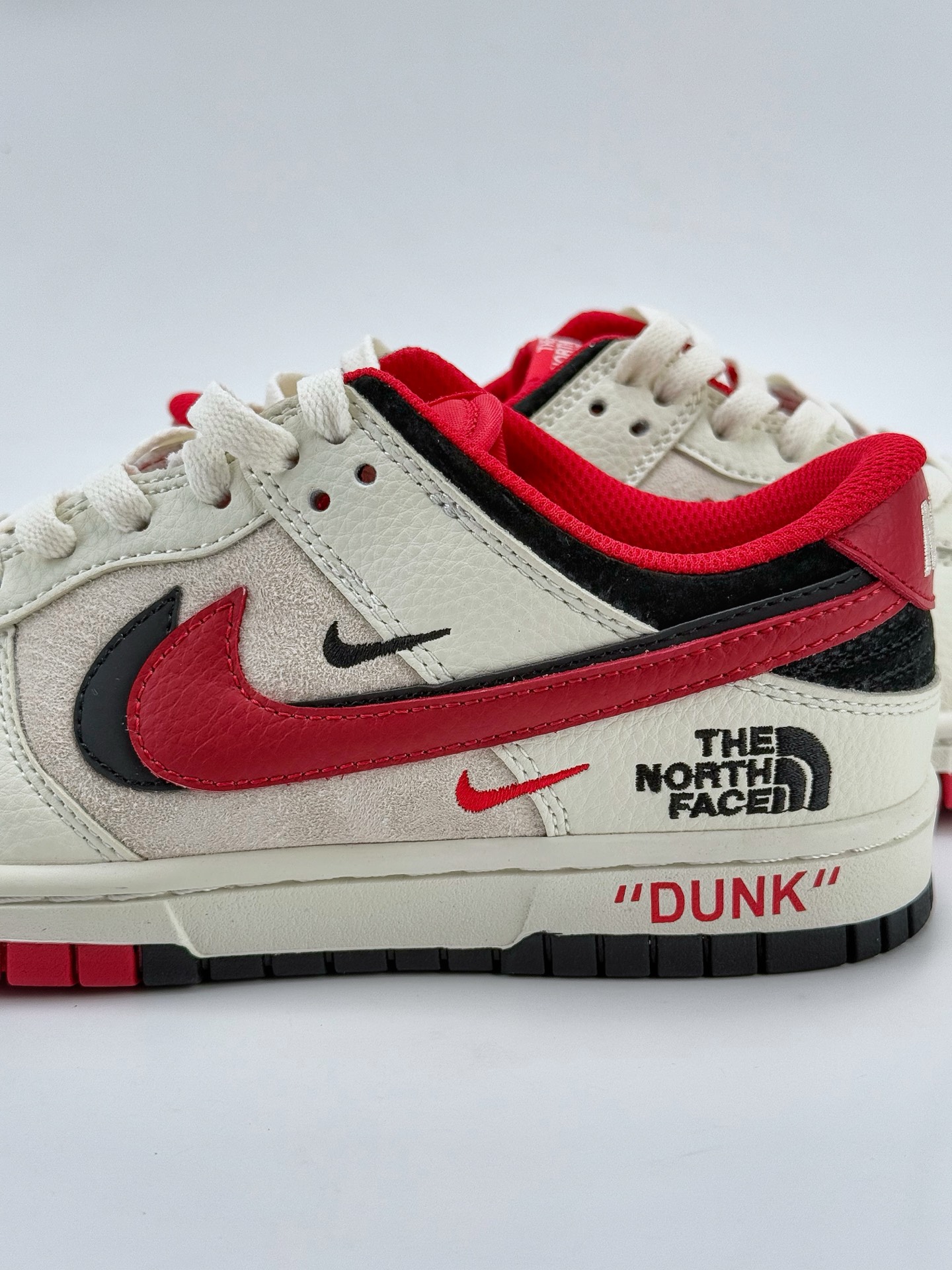 Nike SB Dunk Low x The North Face 白黑红双钩  DJ2024-127