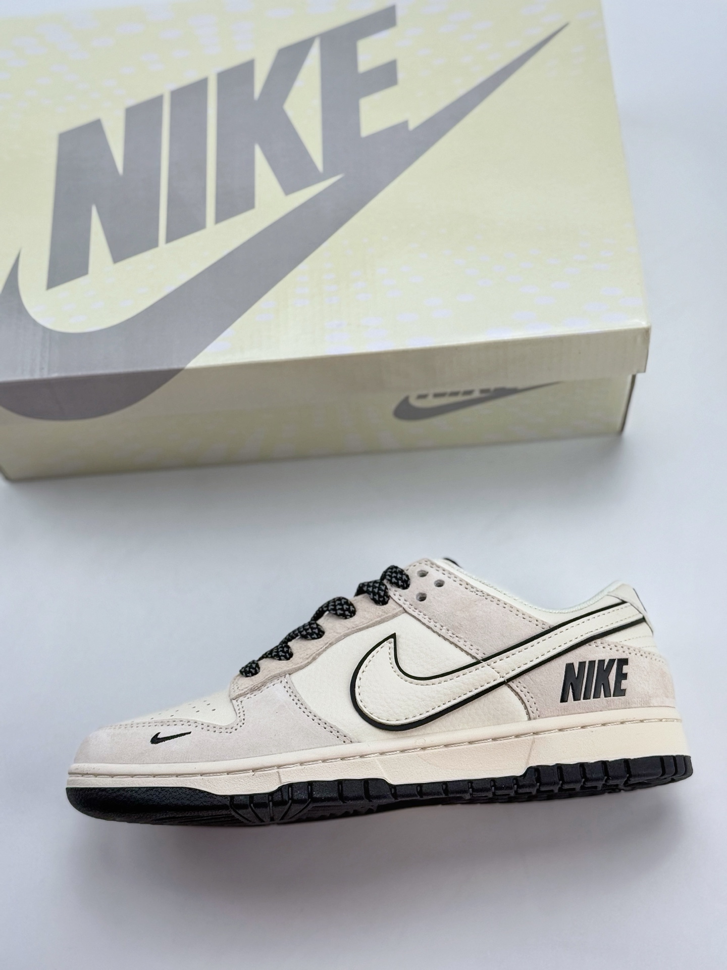 Nike SB Dunk Low 耐克白黑三小钩满天星  BB7518-023