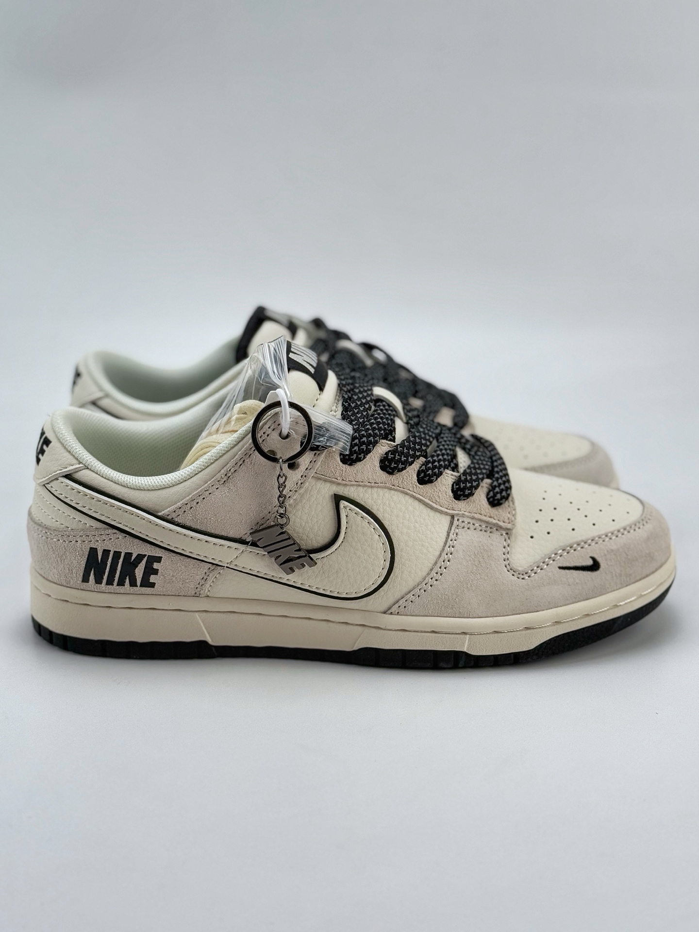 Nike SB Dunk Low 耐克白黑三小钩满天星  BB7518-023