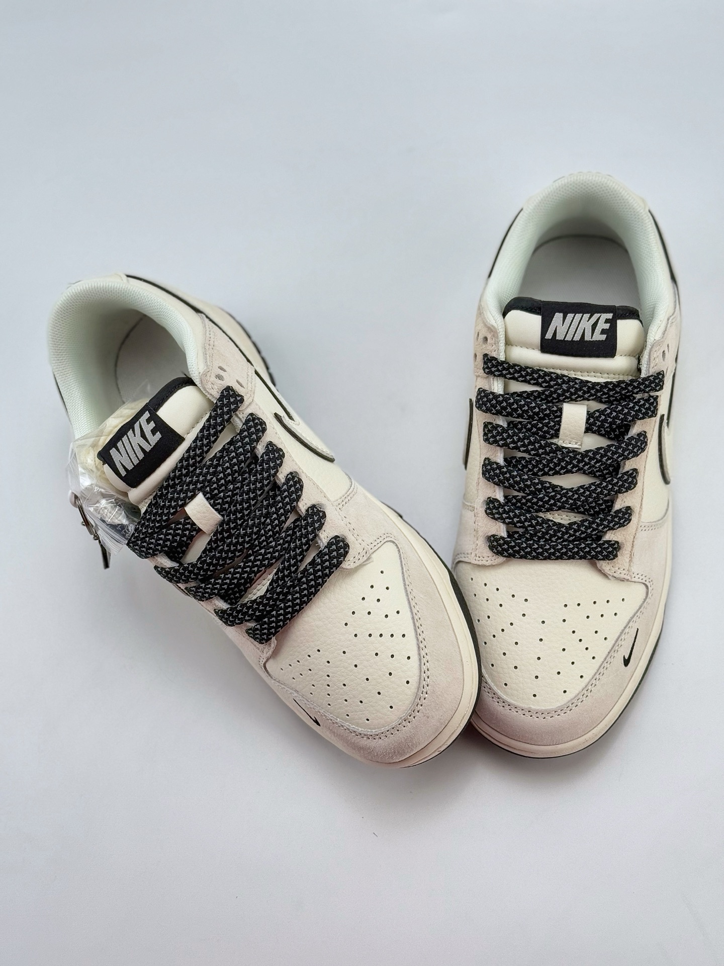 Nike SB Dunk Low 耐克白黑三小钩满天星  BB7518-023
