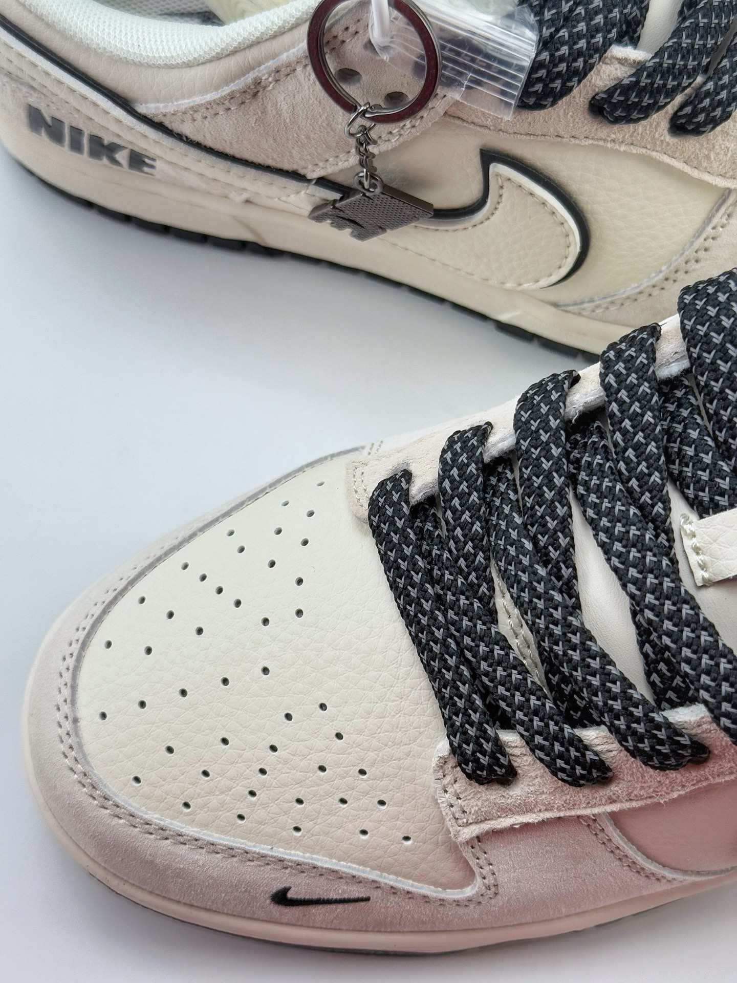 Nike SB Dunk Low 耐克白黑三小钩满天星  BB7518-023