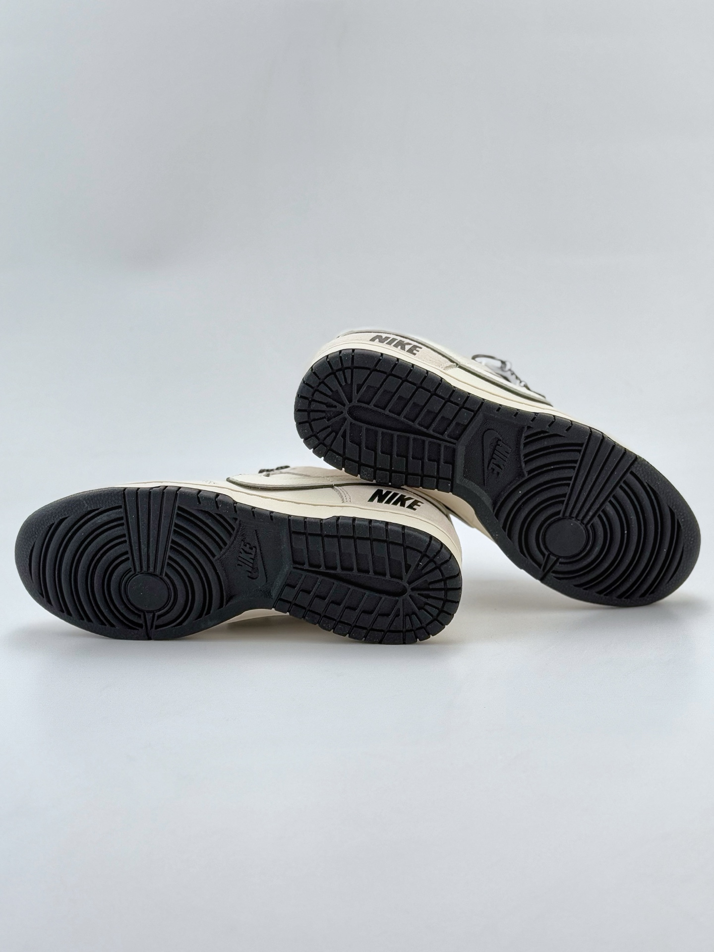 Nike SB Dunk Low 耐克白黑三小钩满天星  BB7518-023