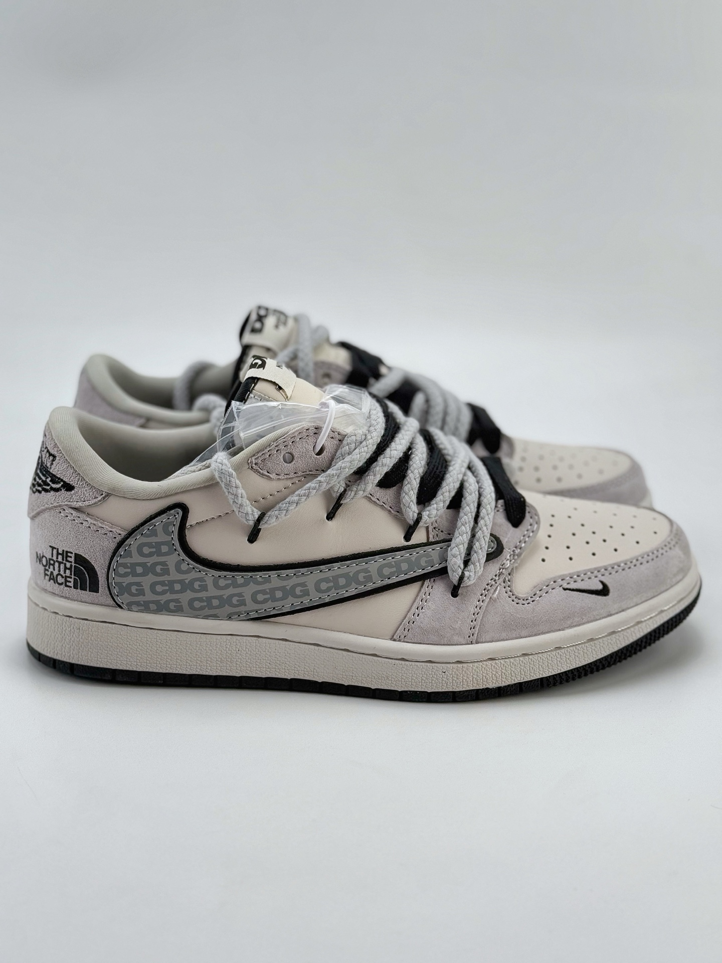 Travis Scott x Nike Air Jordan 1 Low x The North Face x CDG Air Jordan 1 Low 反转白黑小钩绑带翻毛倒钩  XX3318-516