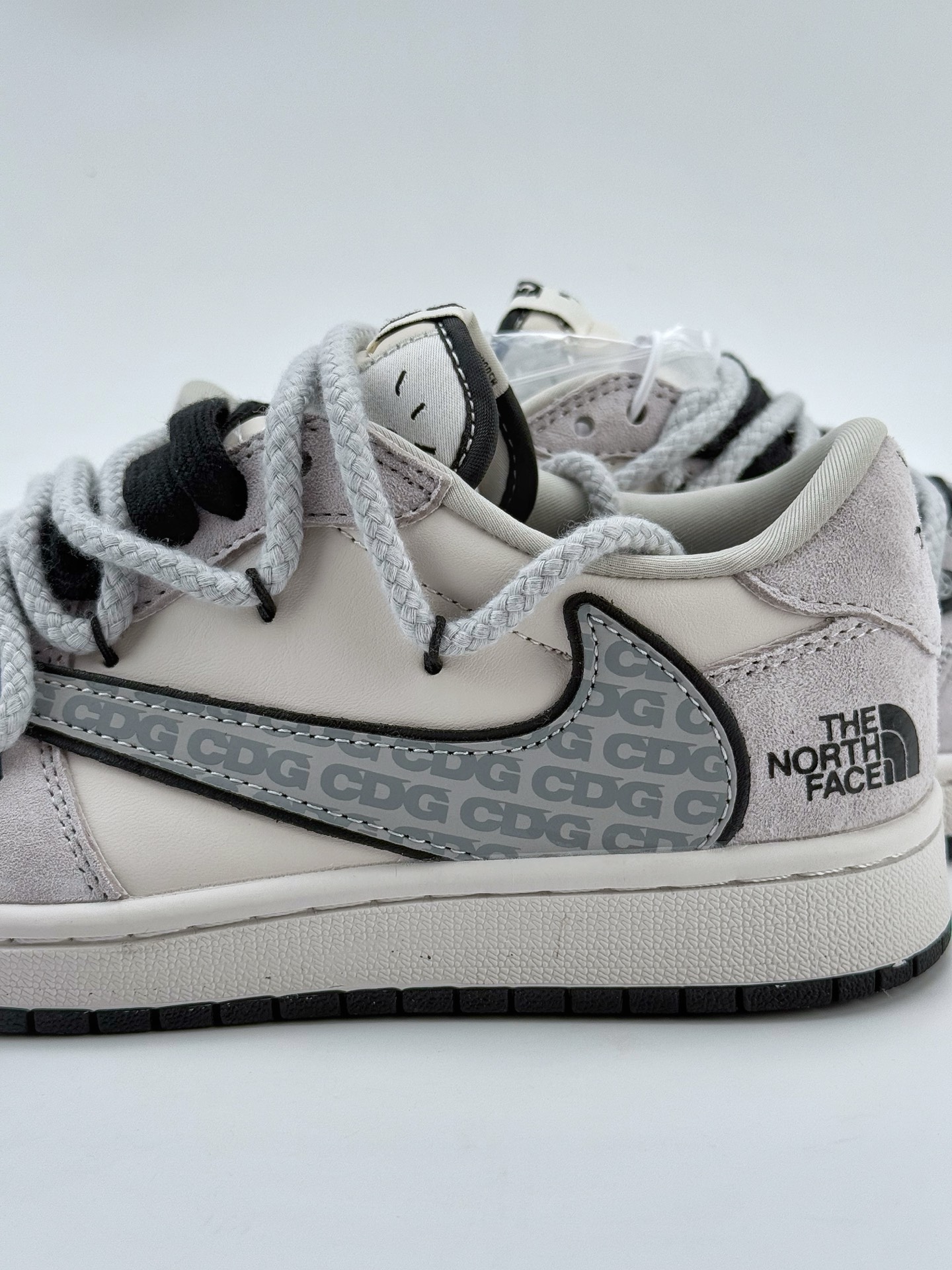 Travis Scott x Nike Air Jordan 1 Low x The North Face x CDG Air Jordan 1 Low 反转白黑小钩绑带翻毛倒钩  XX3318-516