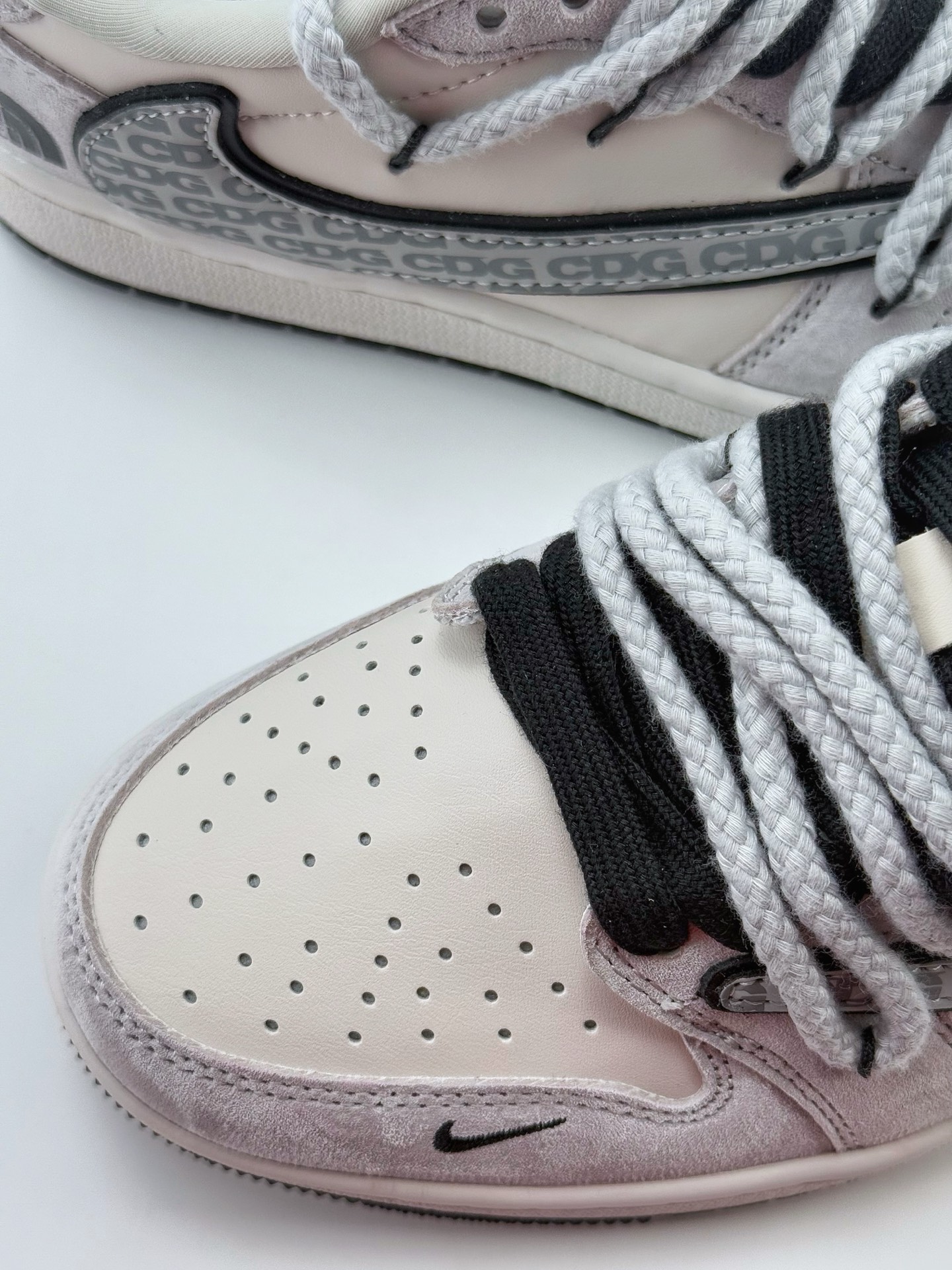 Travis Scott x Nike Air Jordan 1 Low x The North Face x CDG Air Jordan 1 Low 反转白黑小钩绑带翻毛倒钩  XX3318-516