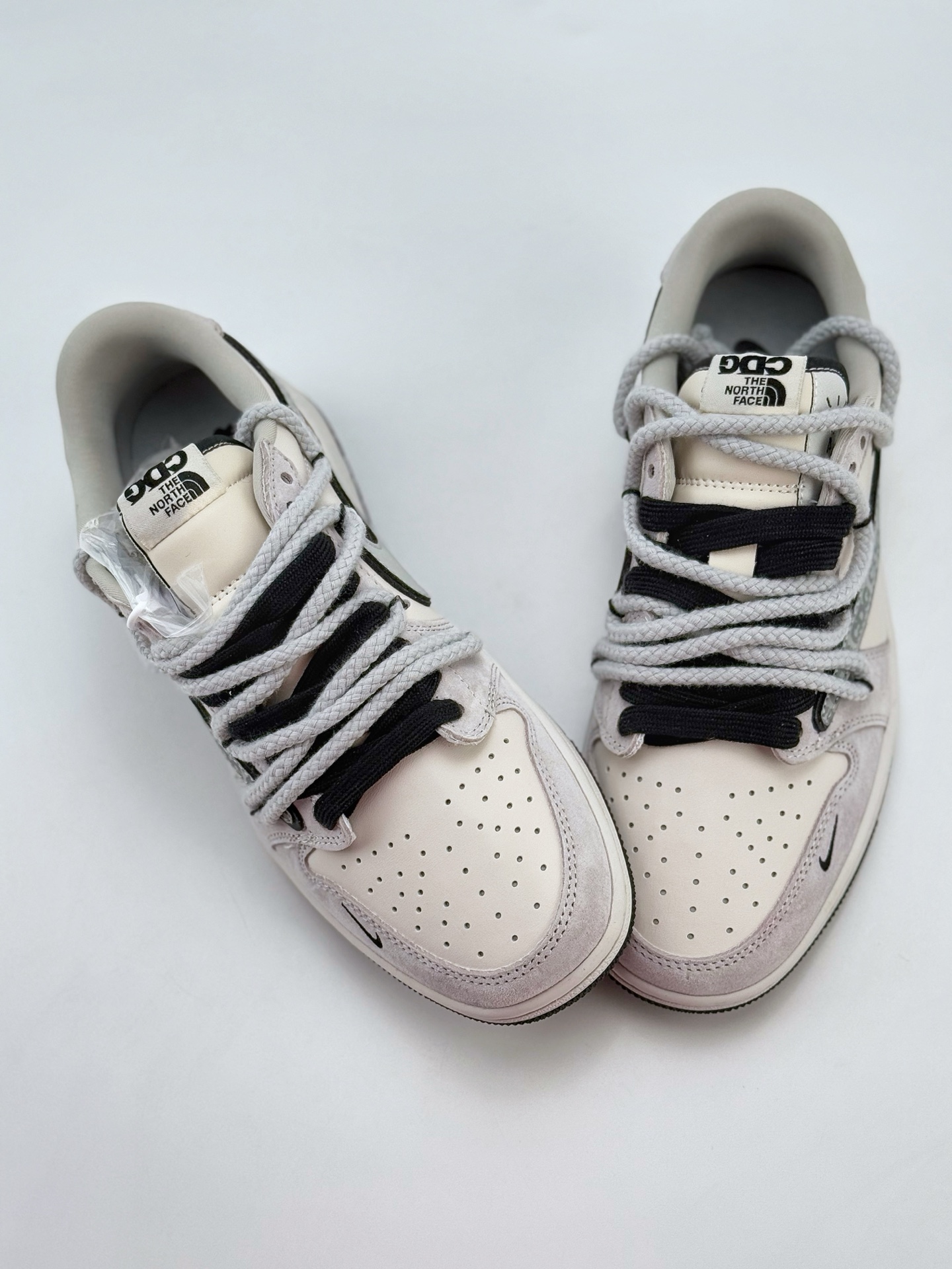 Travis Scott x Nike Air Jordan 1 Low x The North Face x CDG Air Jordan 1 Low 反转白黑小钩绑带翻毛倒钩  XX3318-516