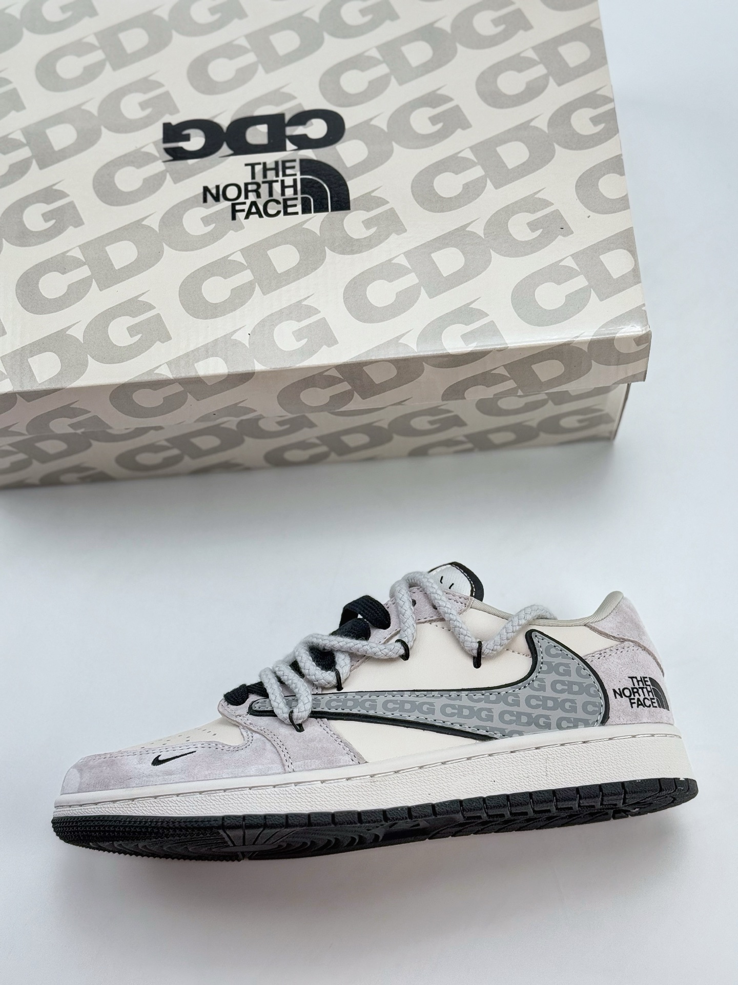 Travis Scott x Nike Air Jordan 1 Low x The North Face x CDG Air Jordan 1 Low 反转白黑小钩绑带翻毛倒钩  XX3318-516