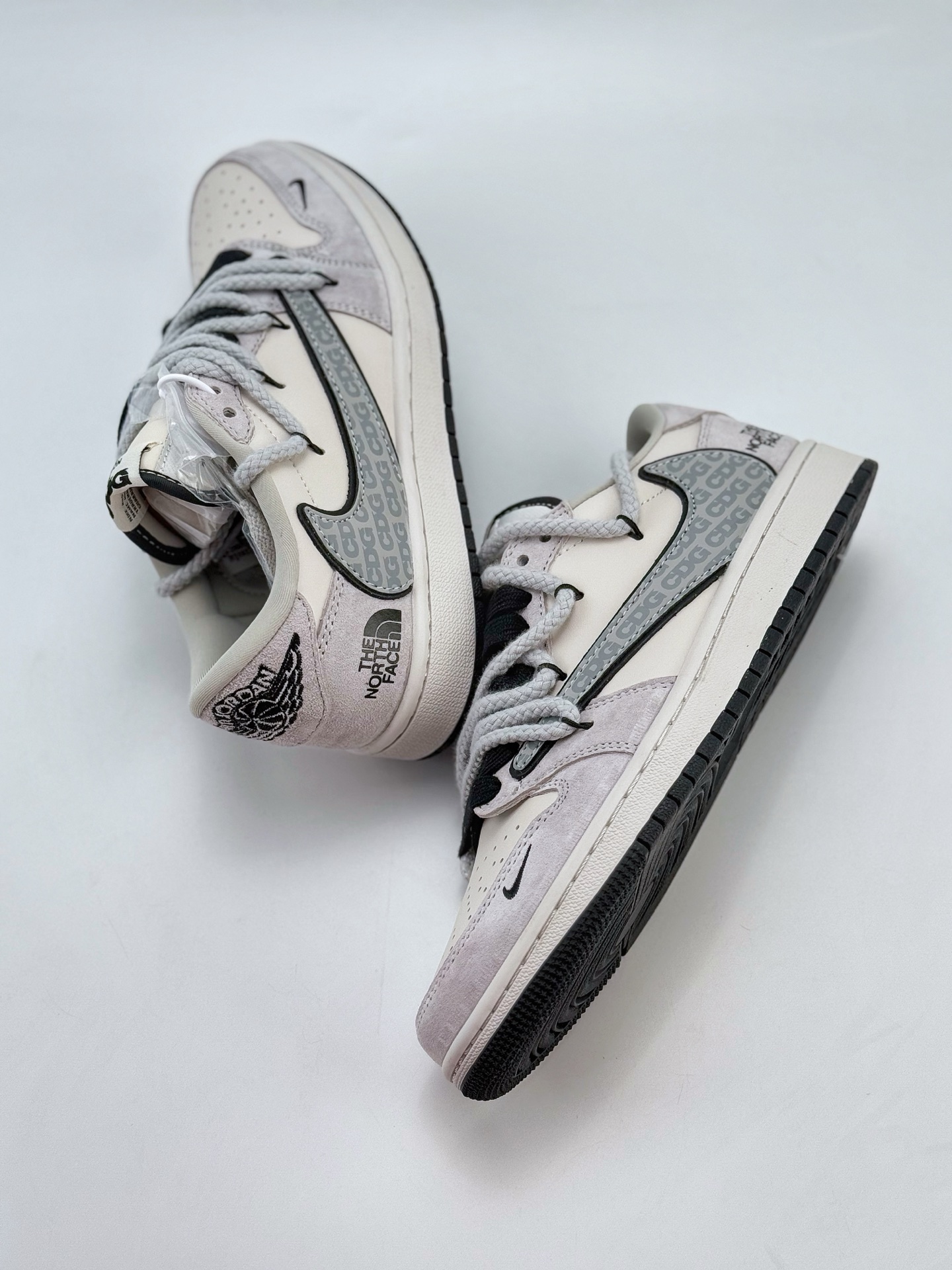 Travis Scott x Nike Air Jordan 1 Low x The North Face x CDG Air Jordan 1 Low 反转白黑小钩绑带翻毛倒钩  XX3318-516