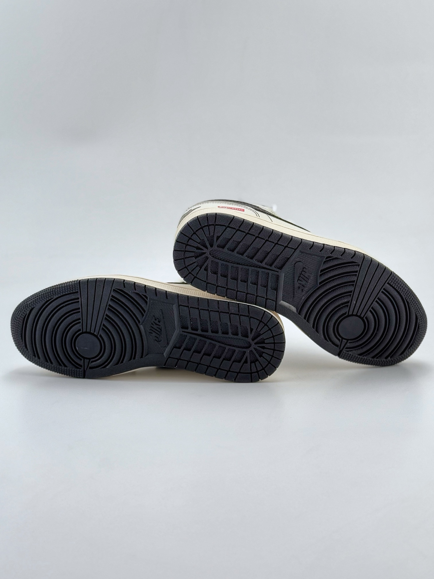 Air Jordan 1 Retro Low x Supreme 白黑双小钩 XX3318-108