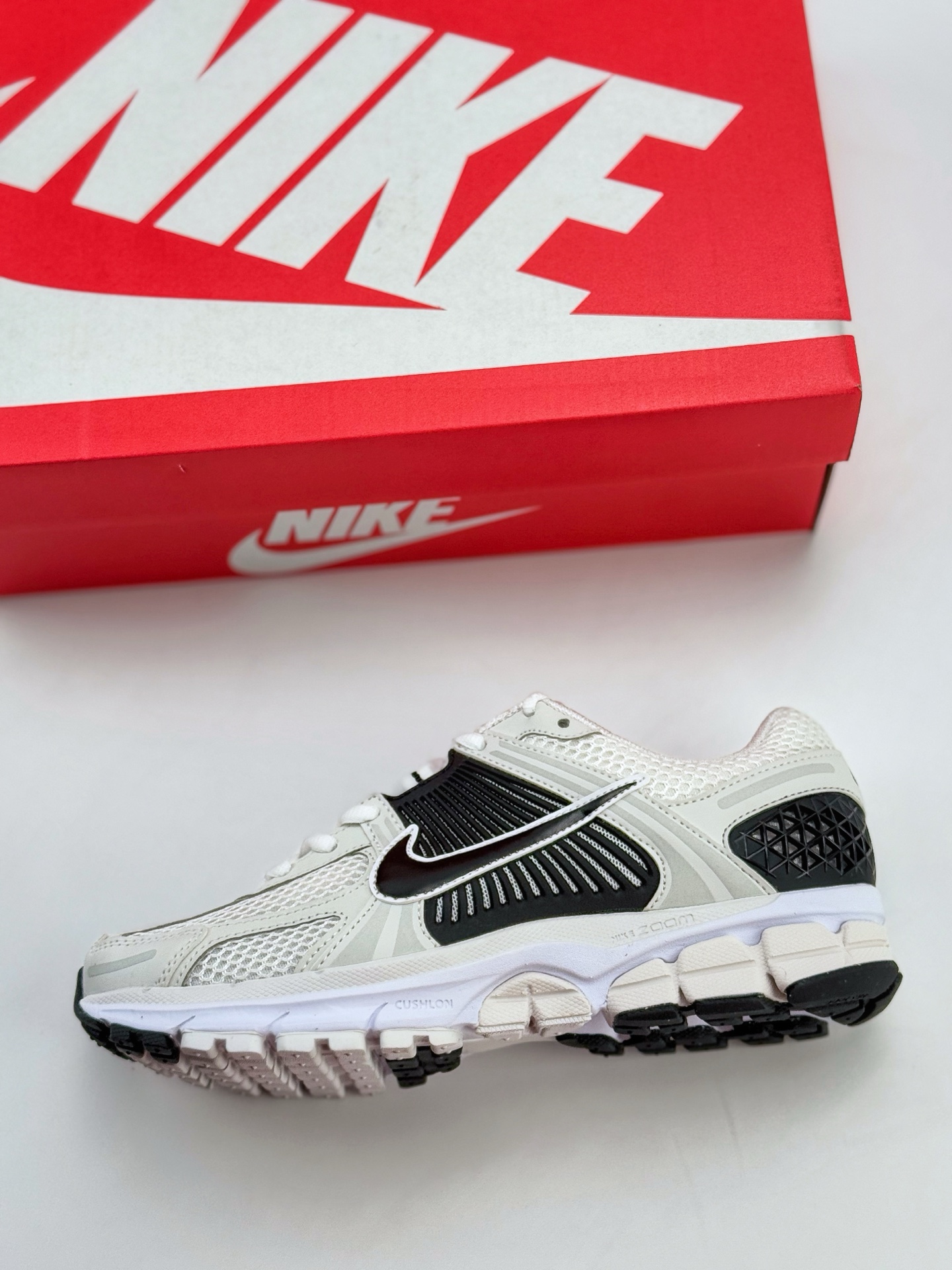 NIKE ZOOM Vomero 5 SP 复古风潮 网面透气运动鞋  FB9149-101