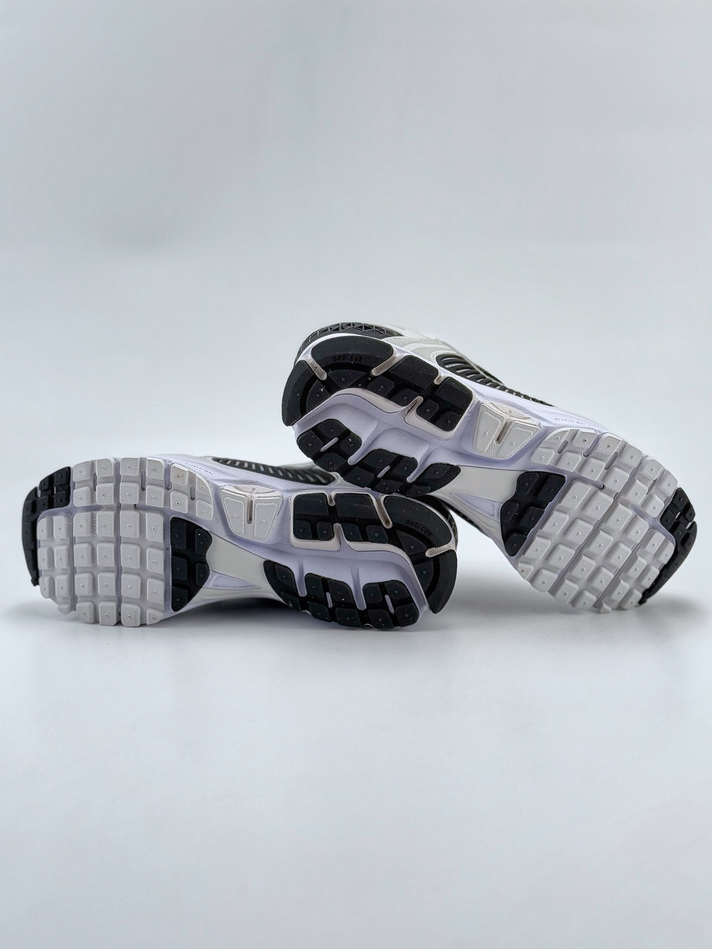 NIKE ZOOM Vomero 5 SP 复古风潮 网面透气运动鞋  FB9149-101