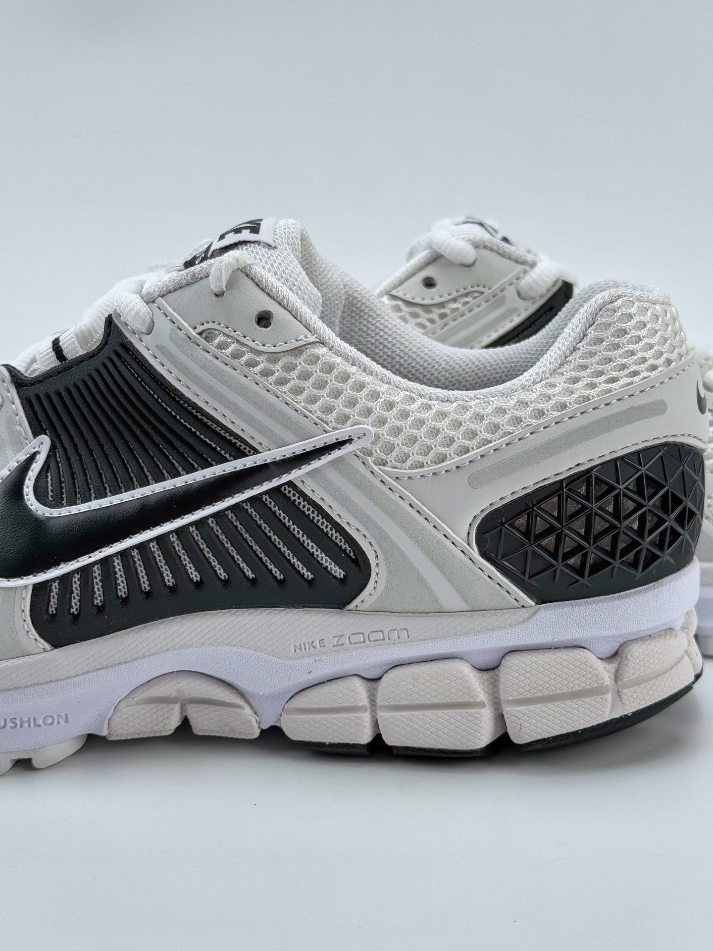 NIKE ZOOM Vomero 5 SP 复古风潮 网面透气运动鞋  FB9149-101