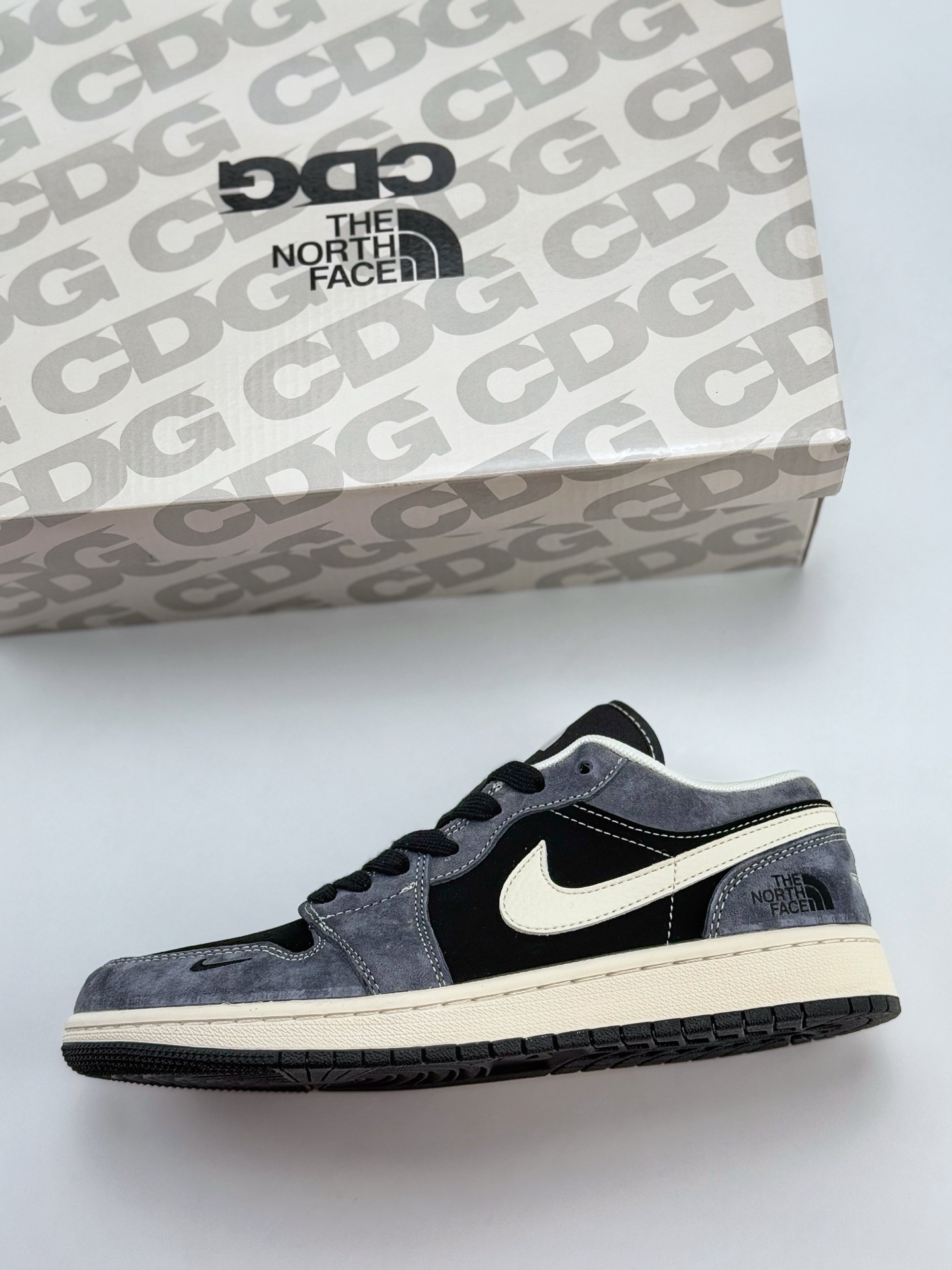 Air Jordan 1 Retro Low x The North Face 黑灰小钩  XX3318-510