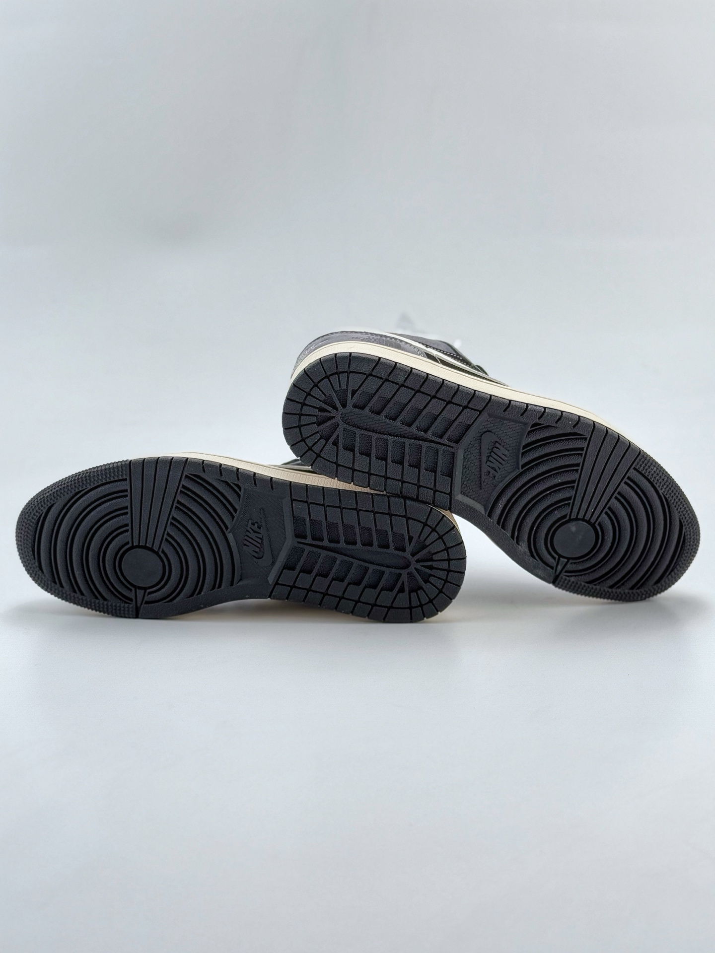 Air Jordan 1 Retro Low x The North Face 黑灰小钩  XX3318-510