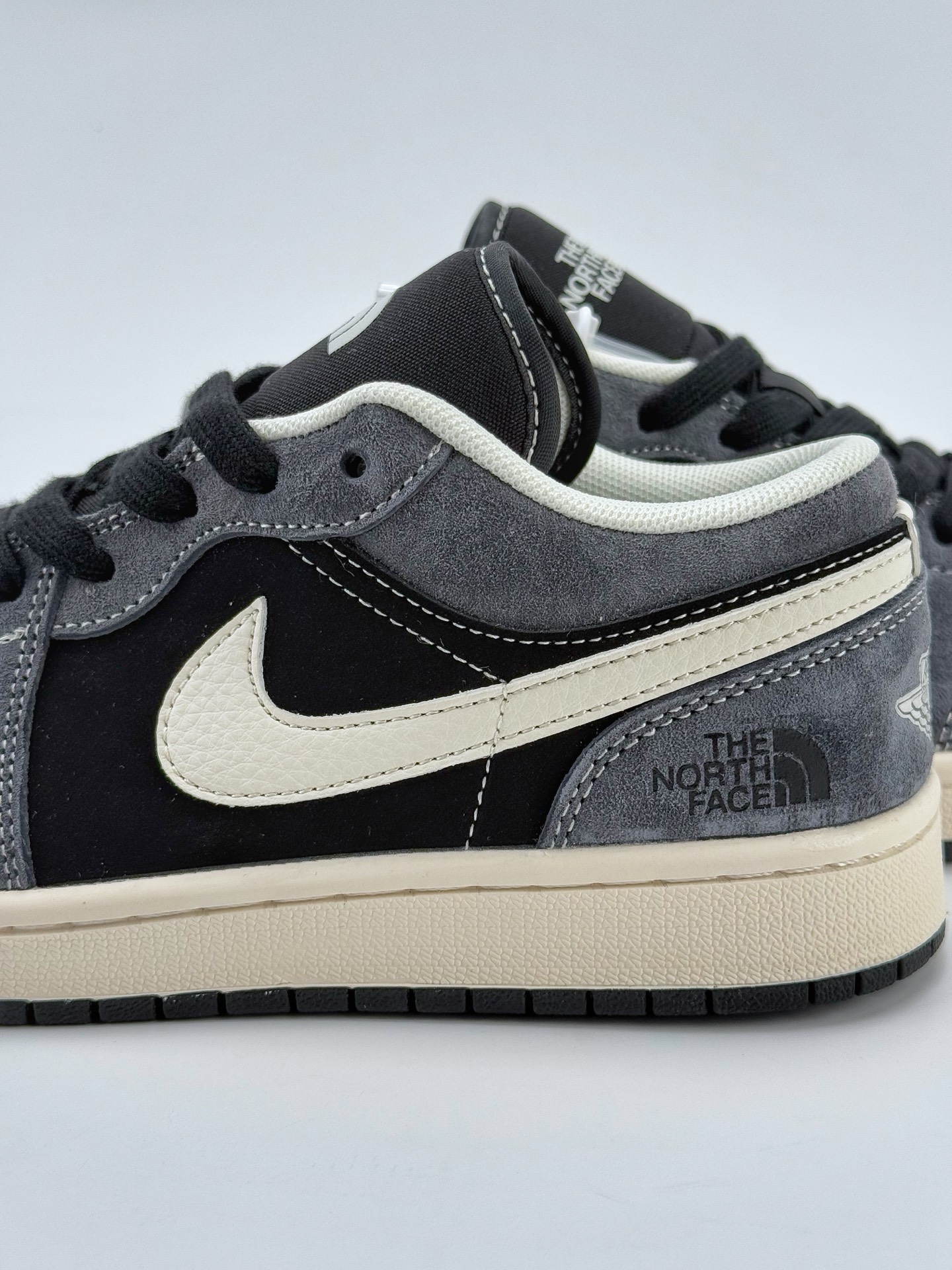 Air Jordan 1 Retro Low x The North Face 黑灰小钩  XX3318-510