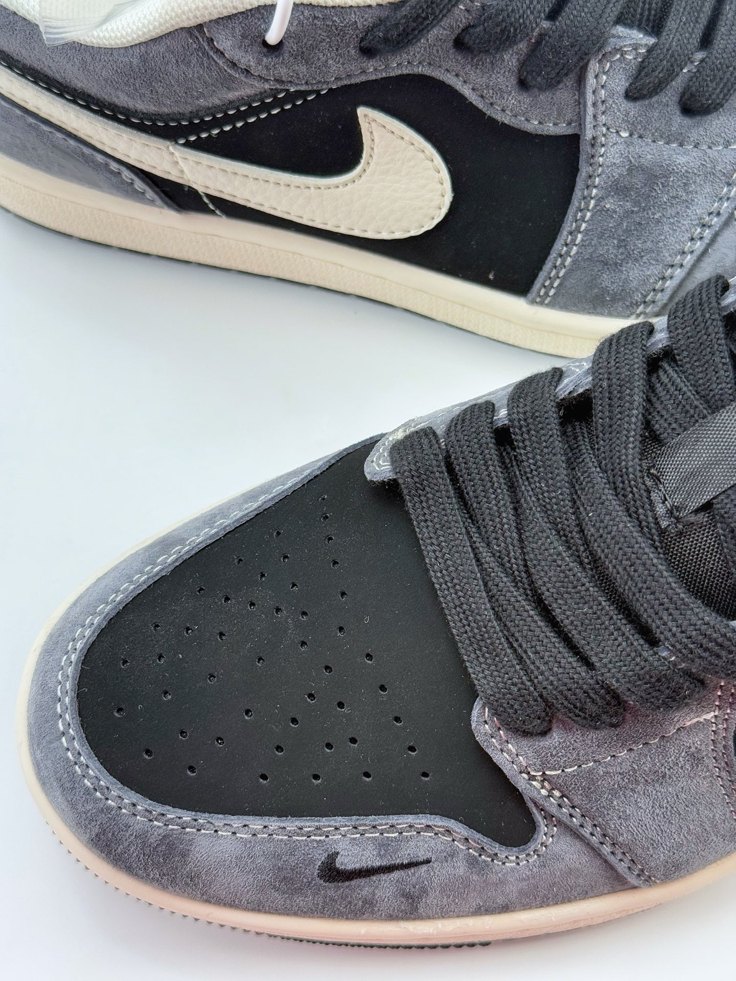 Air Jordan 1 Retro Low x The North Face 黑灰小钩  XX3318-510