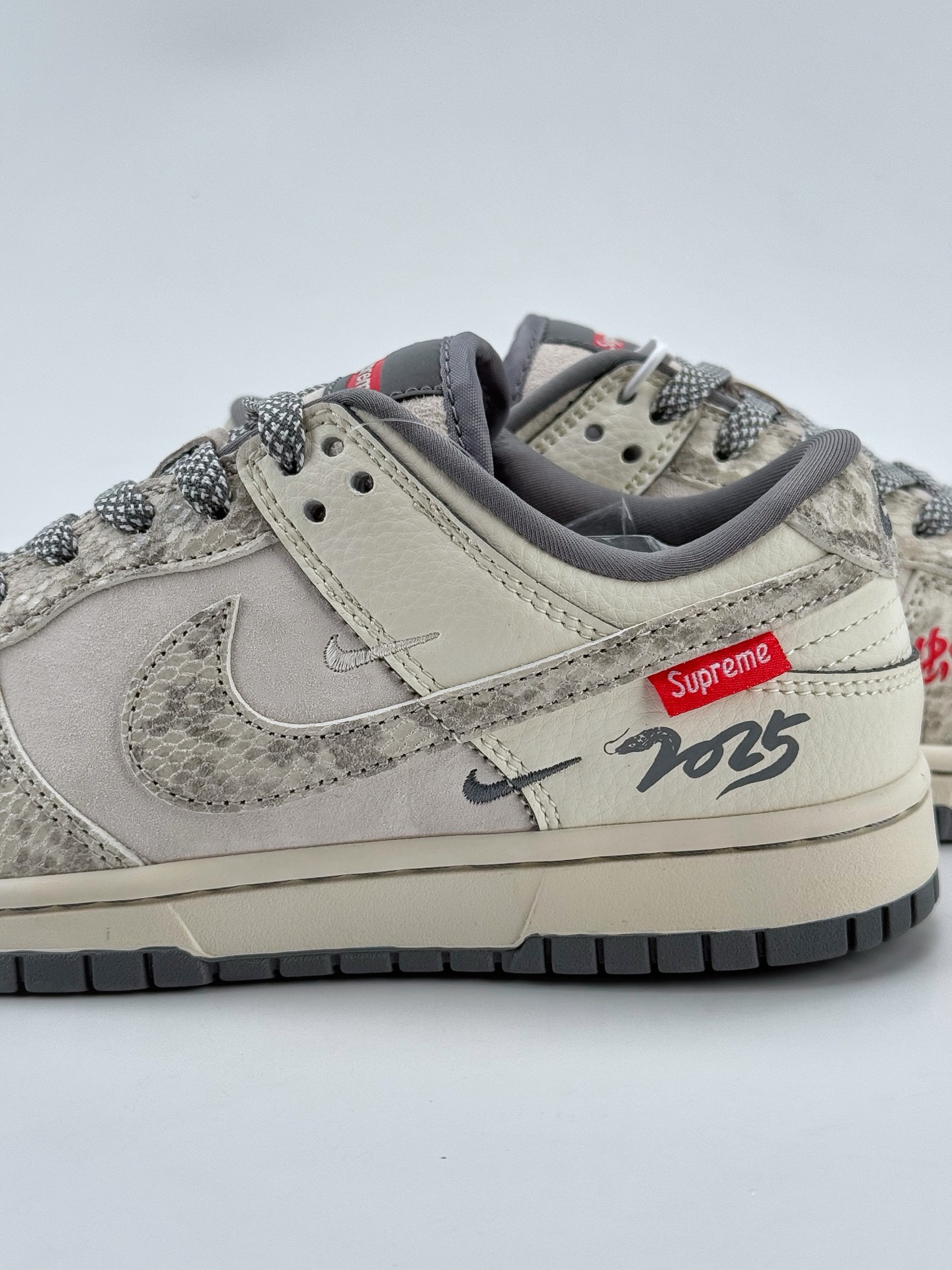 Nike SB Dunk Low x Supreme 蛇年限定 白灰小钩满天星  XS1086-019